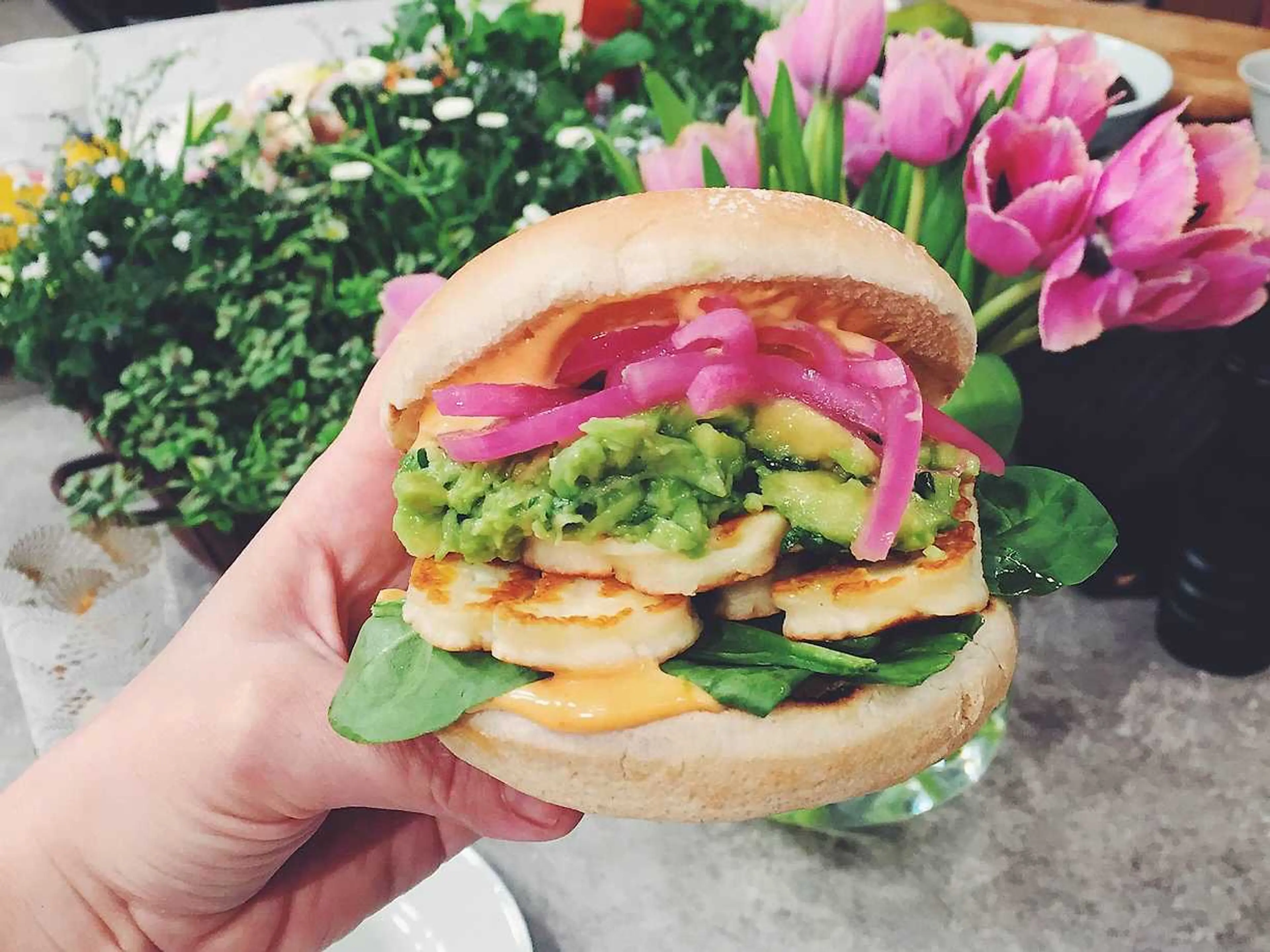 Mexikansk halloumiburgare med picklad lök, avokado och koria