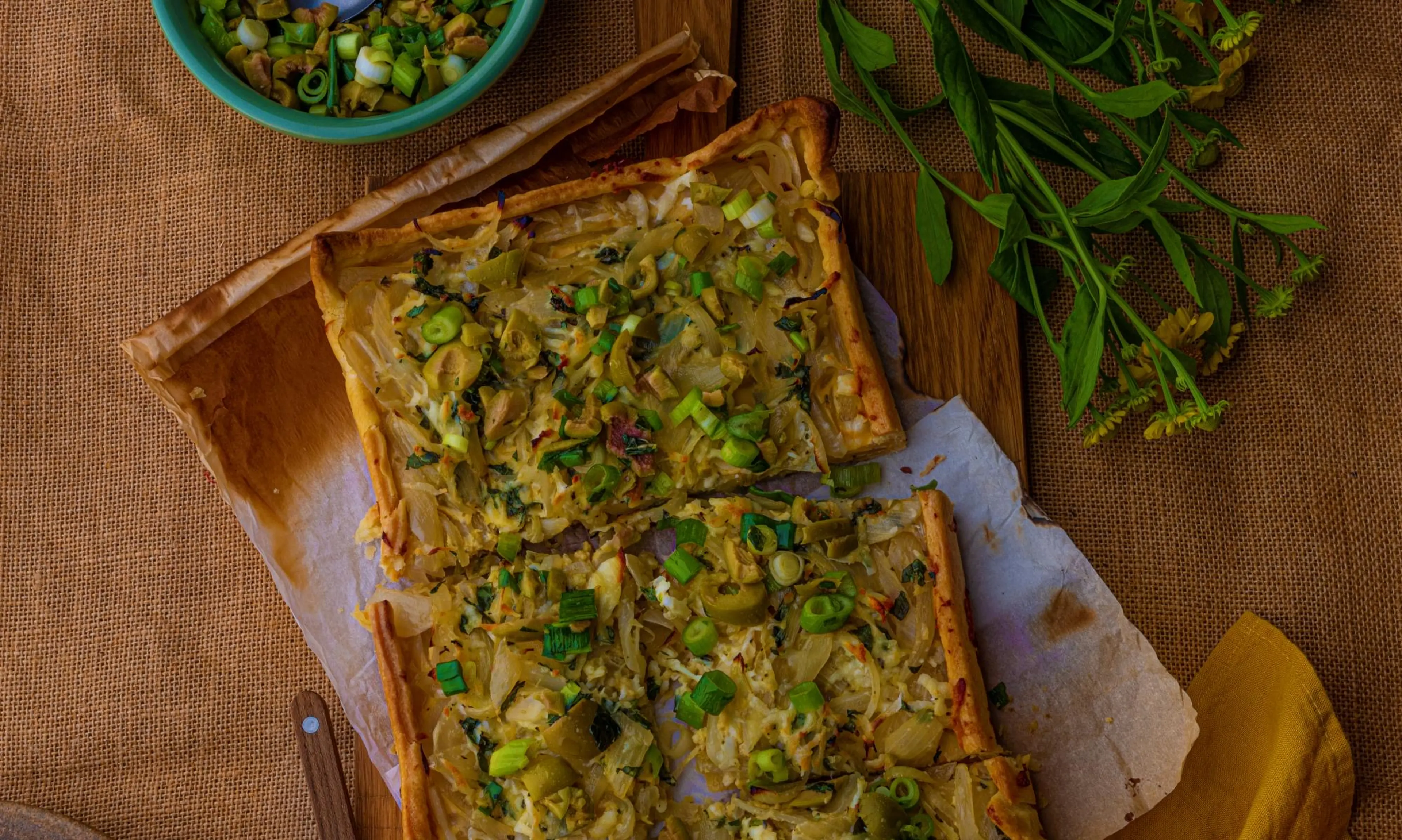 Halloumi-, Zitronen- und karamellisierte Zwiebel- Pie