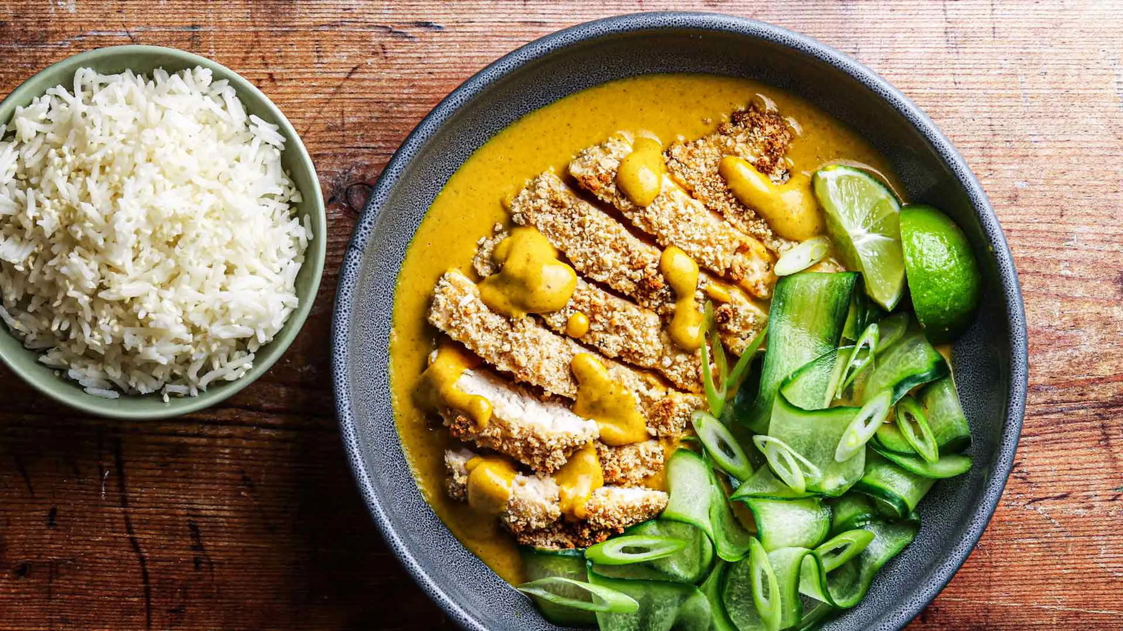 Hühnchen-Katsu-Curry mit Gurkensalat