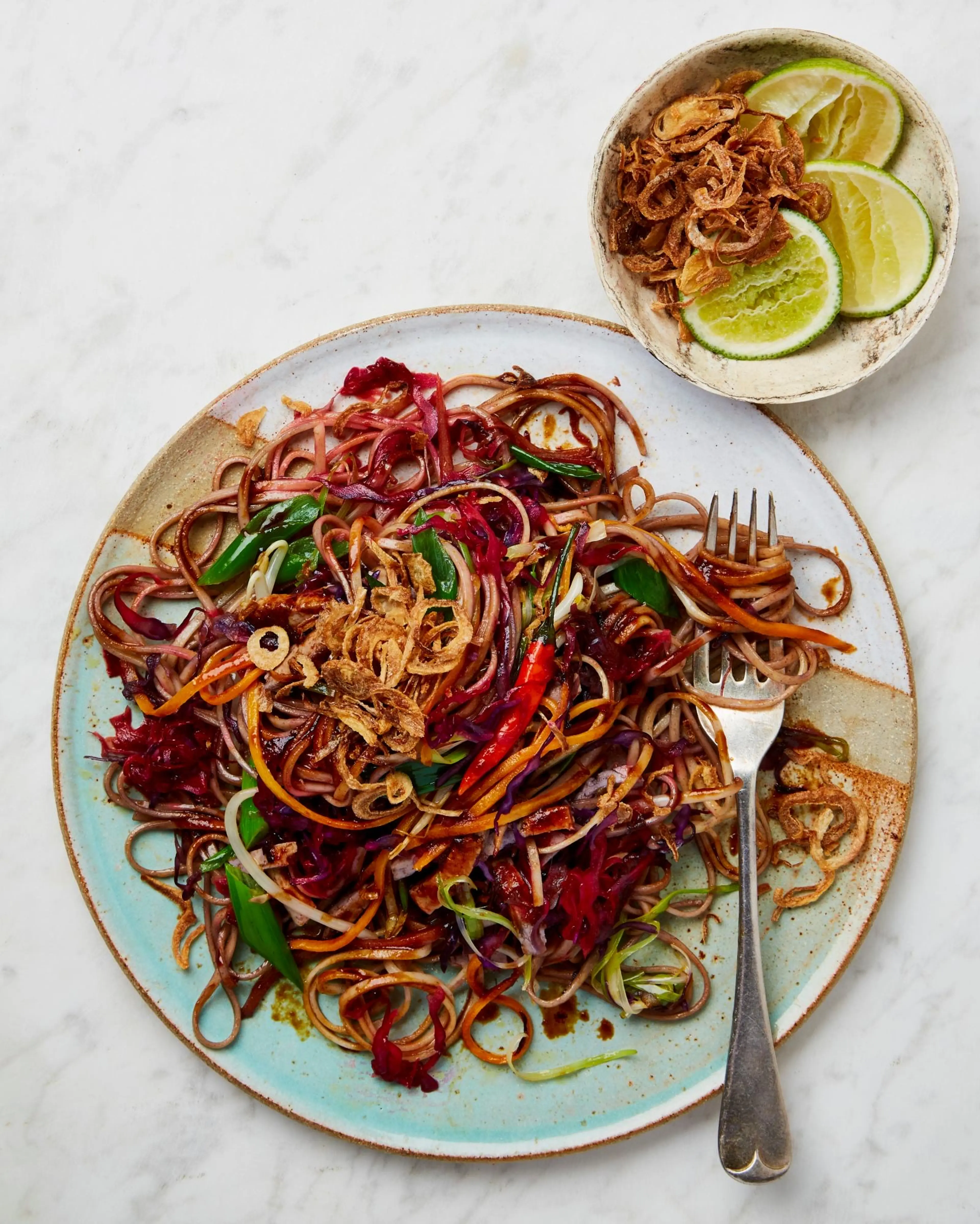 Mee goreng with carrot, red cabbage and tofu