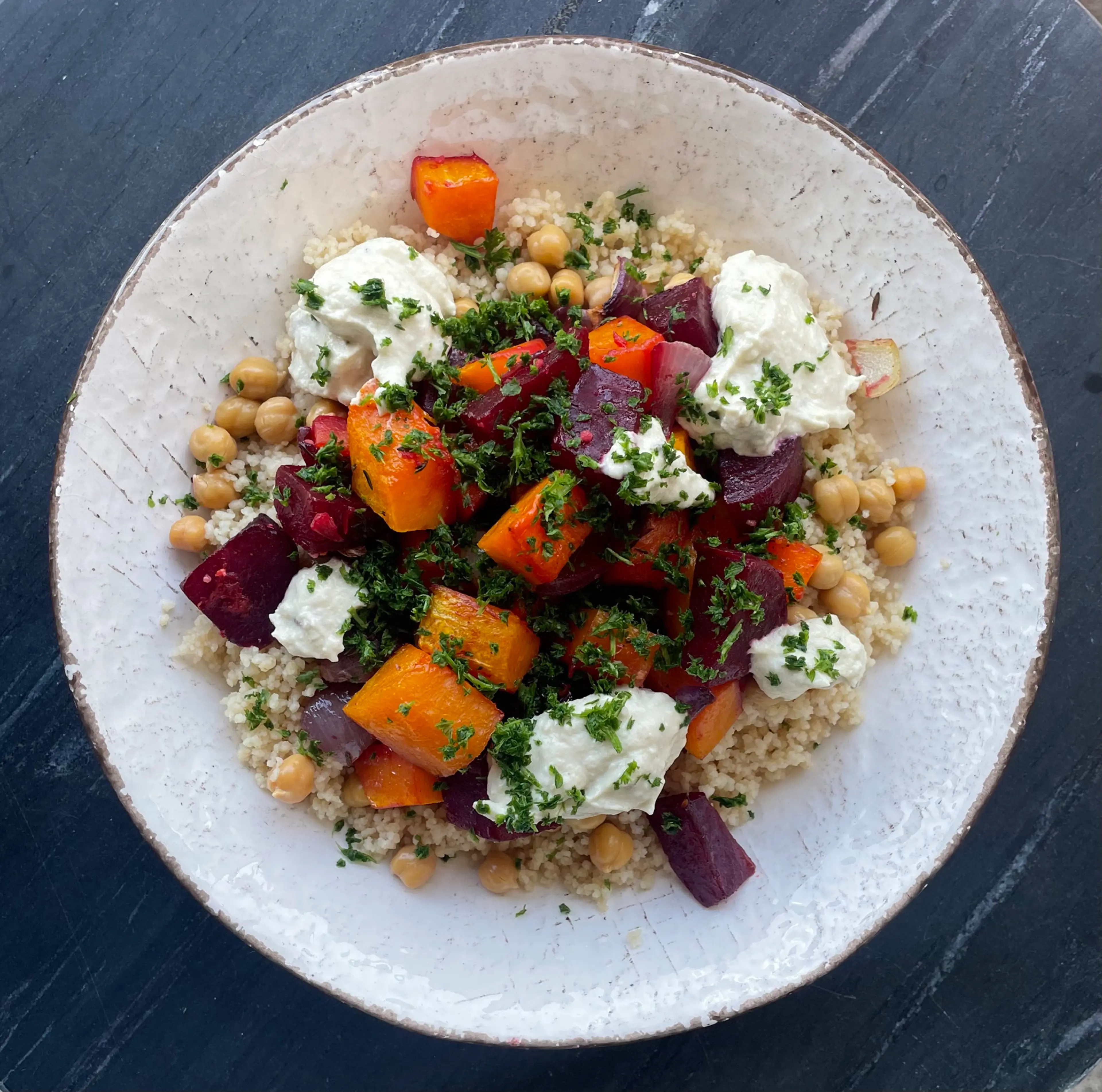Cous cous di zucca, barbabietola e ceci con salsa tahini