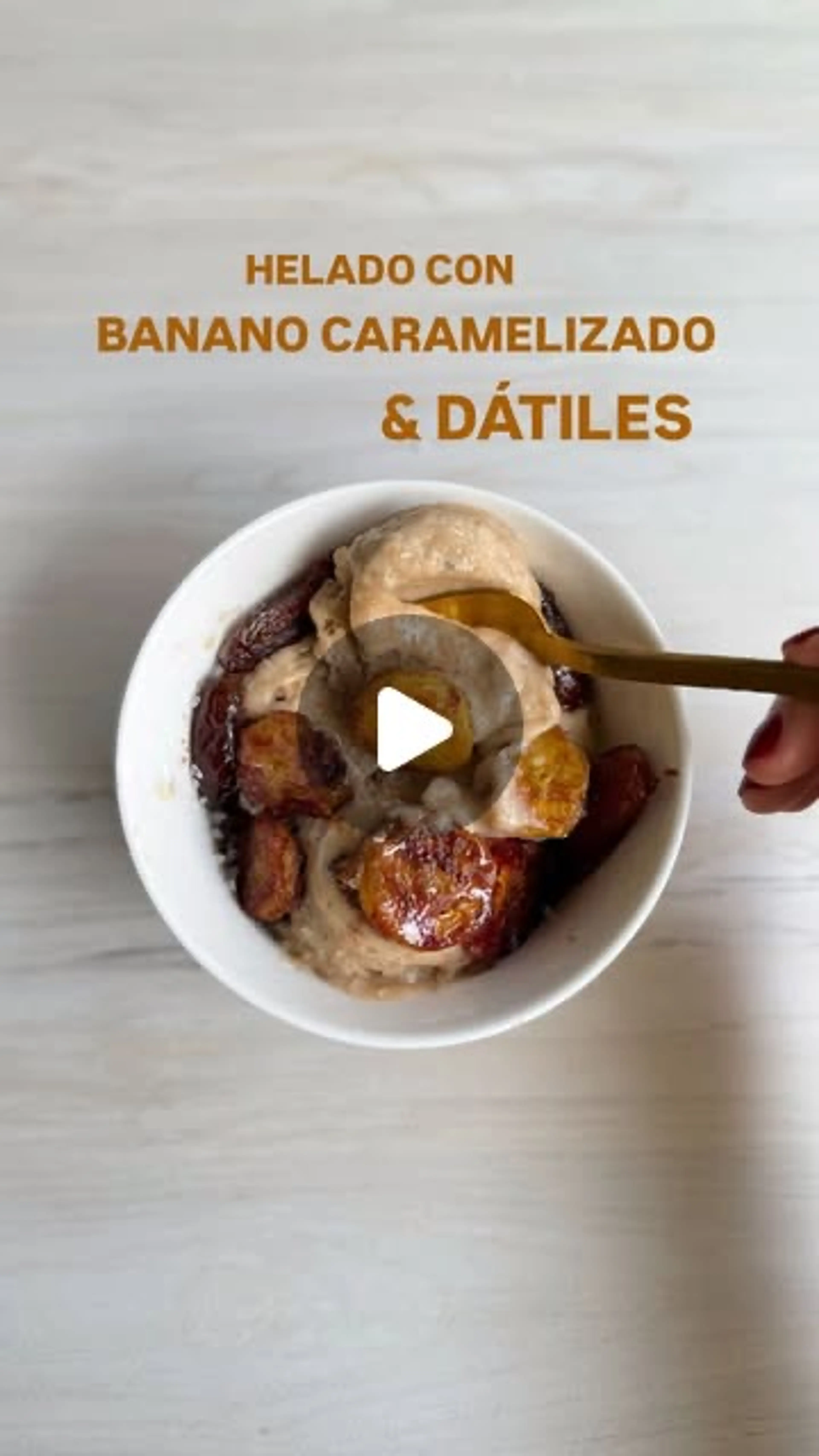 Helado De Vainilla Con Banano Caramelizado Y Dátiles