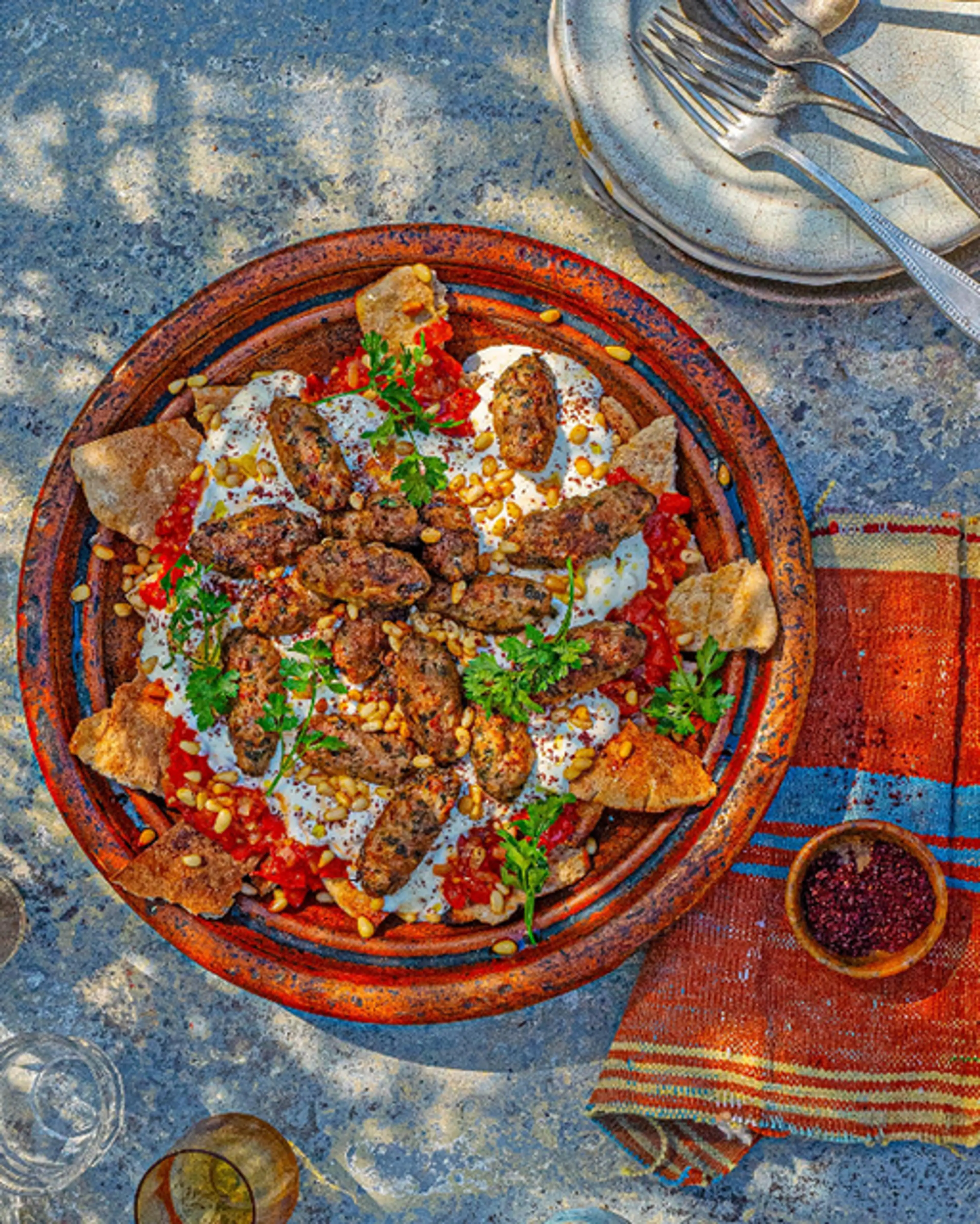 Yoğurtlu köfte kebabi (kofte kebab with tomato sauce and yog