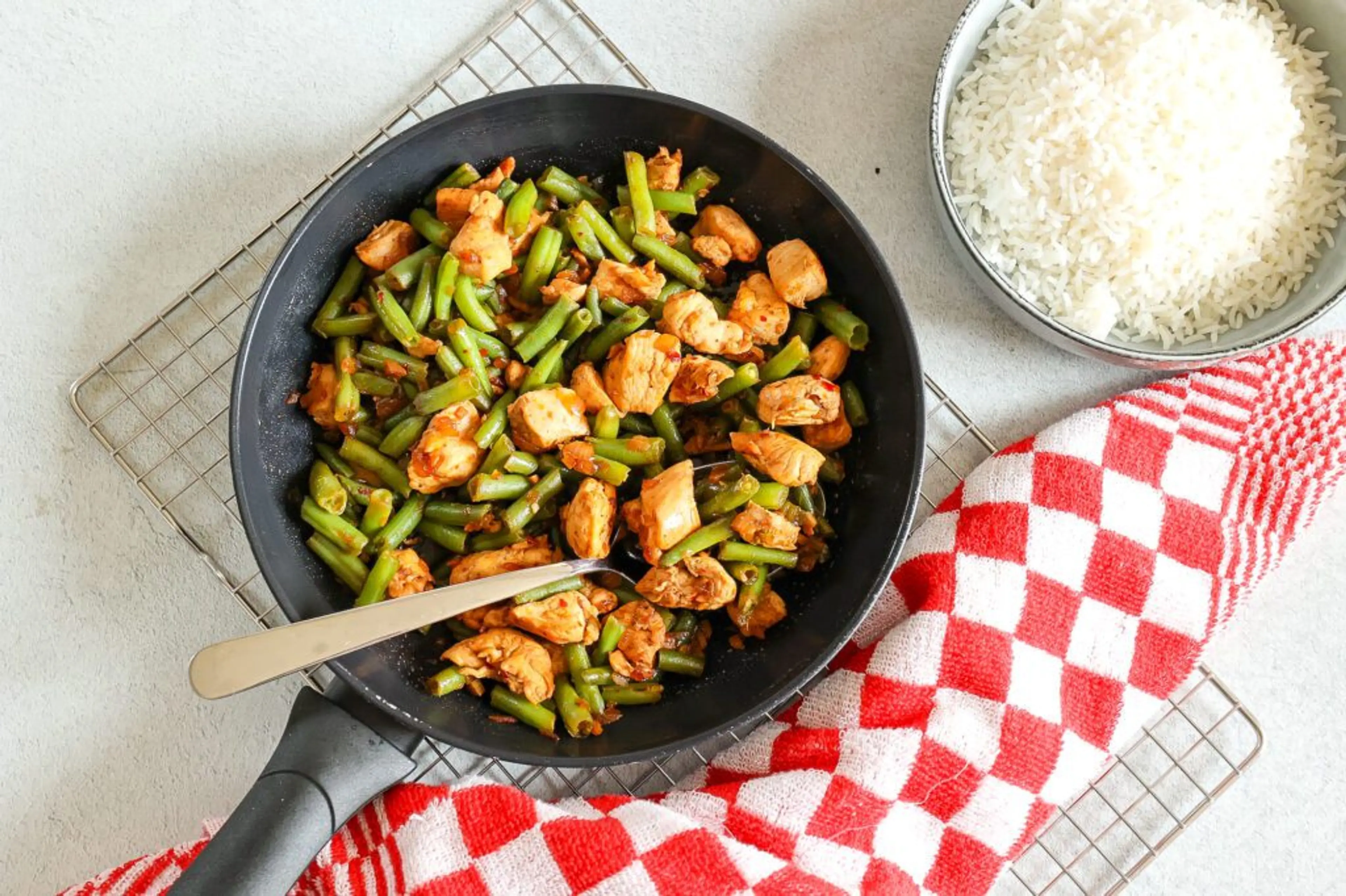Sambal kip met rijst en boontjes