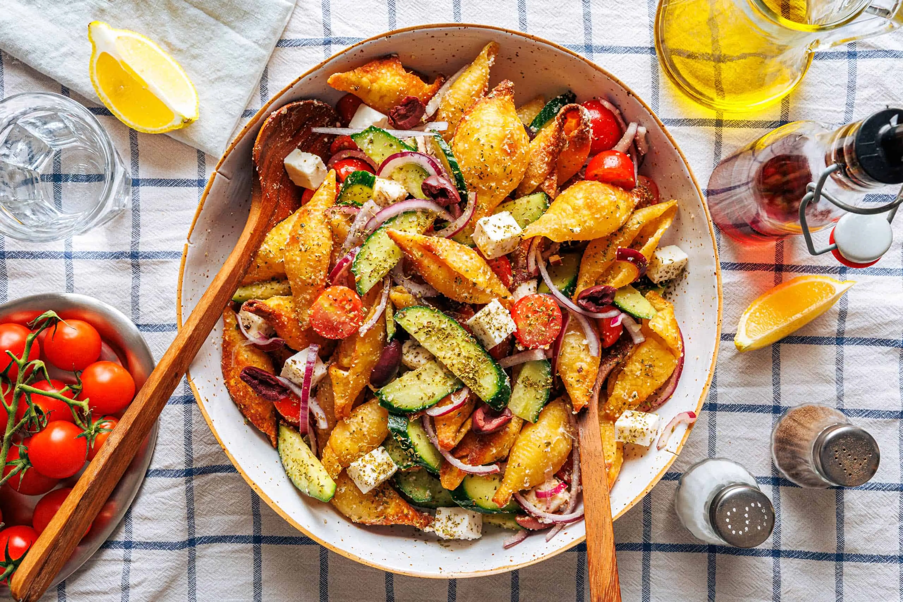 Knuspriger griechischer Nudelsalat mit veganem Feta und Oliv