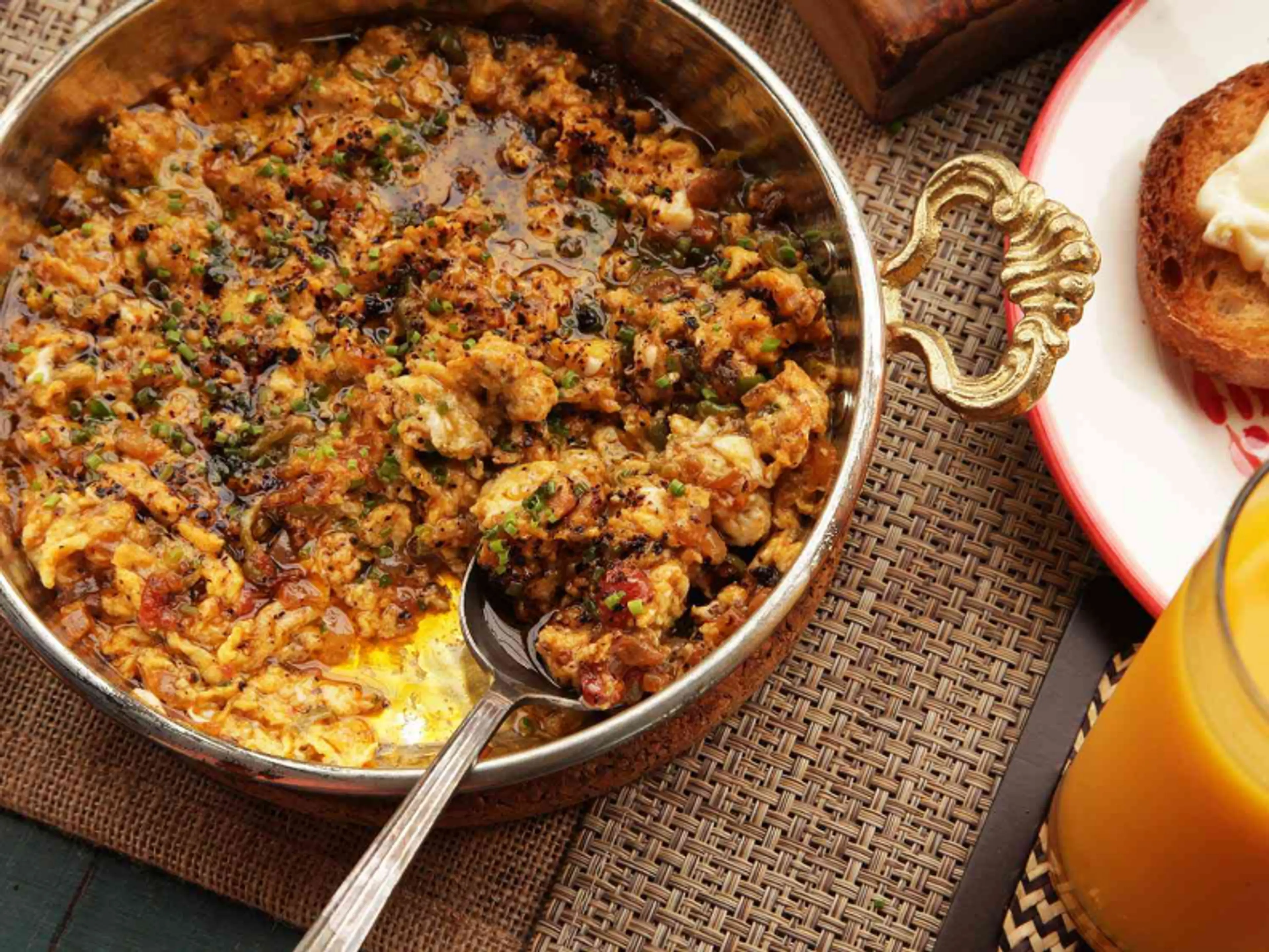 Menemen (Turkish-Style Scrambled Eggs With Tomatoes, Onions,