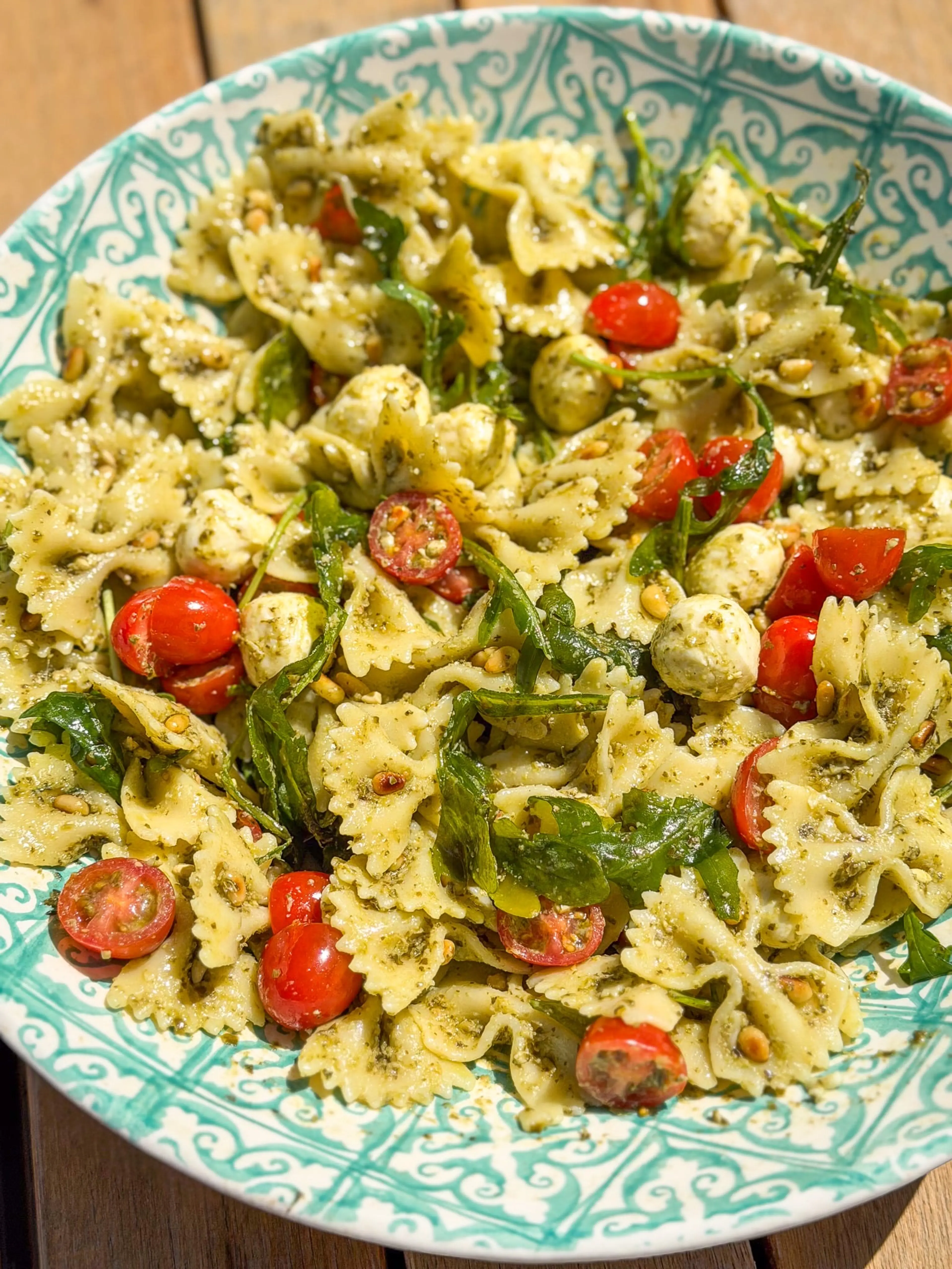 Schneller Nudelsalat mit Pesto, Tomaten & Mozzarella