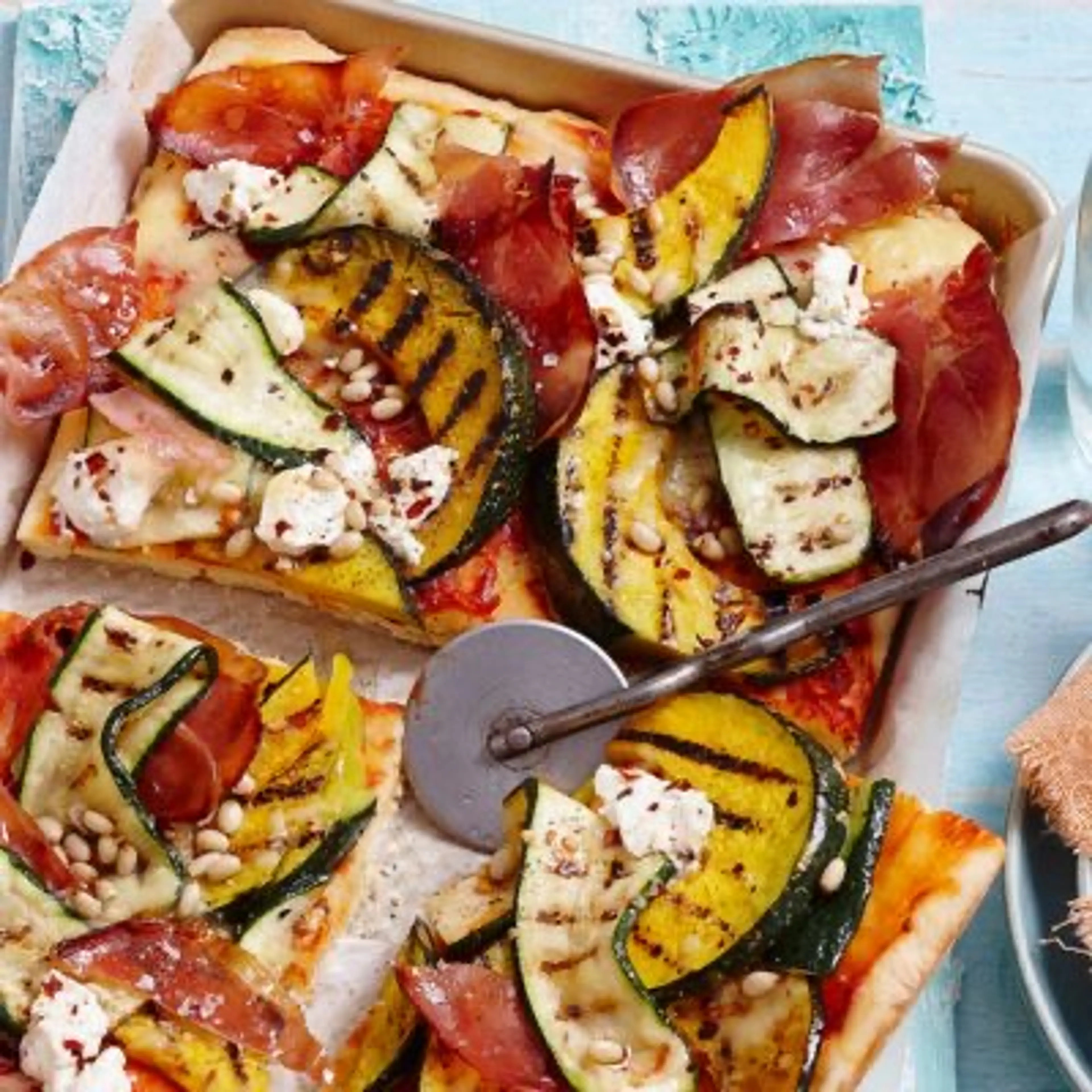 Pizza aux légumes grillés, jambon et feta