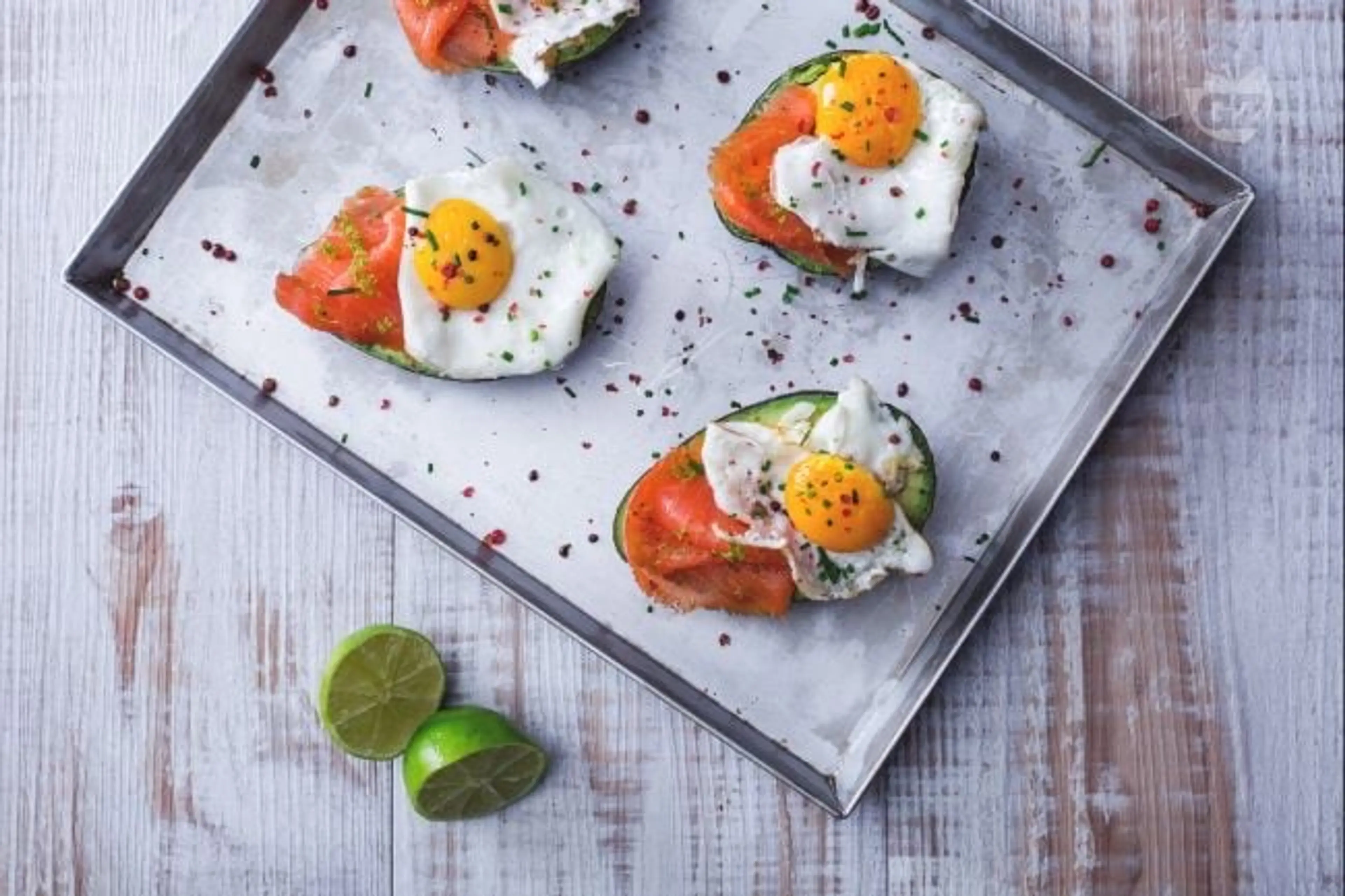 Avocado, uova e salmone