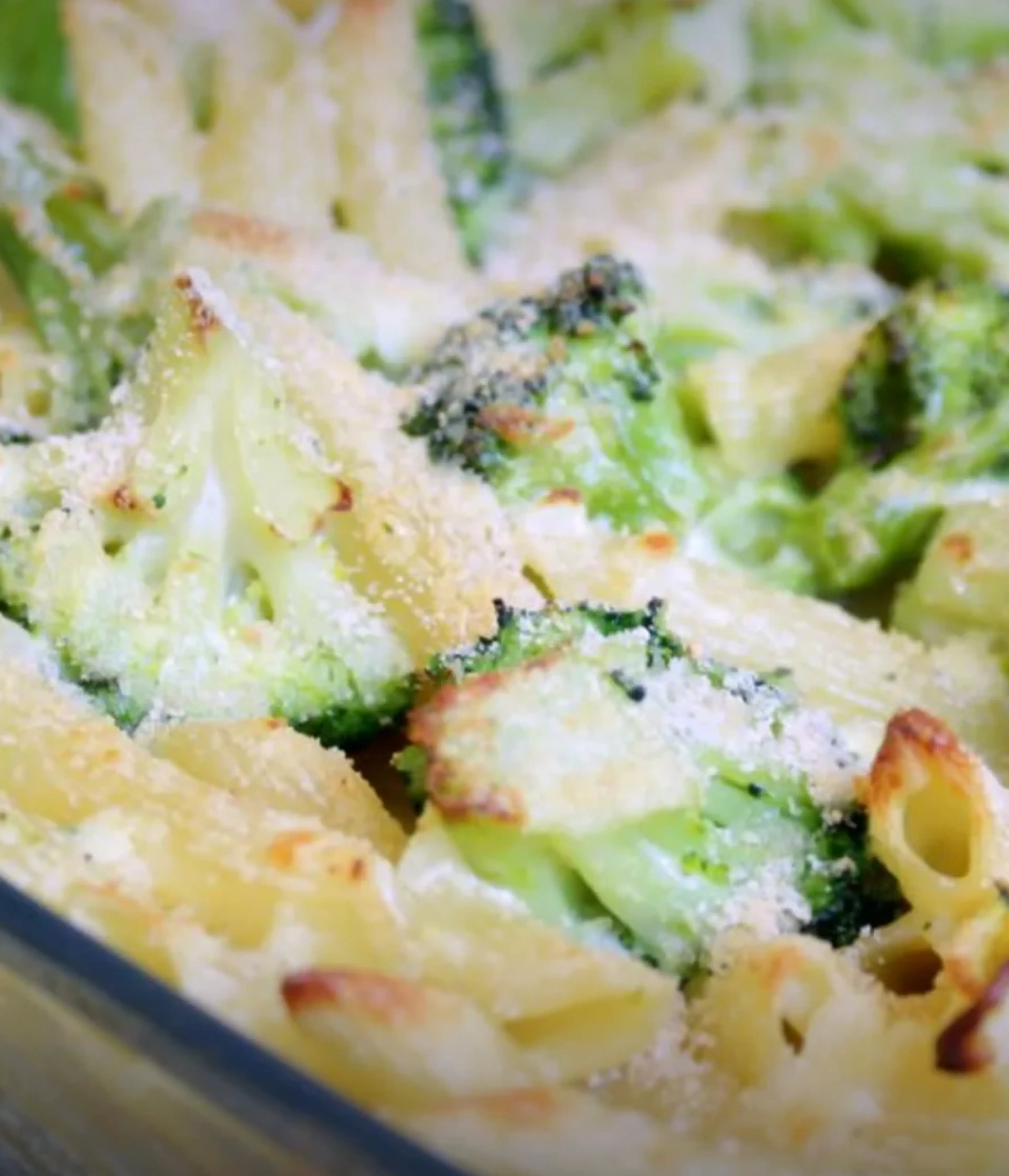 Nudelauflauf mit Brokkoli und Parmesansauce