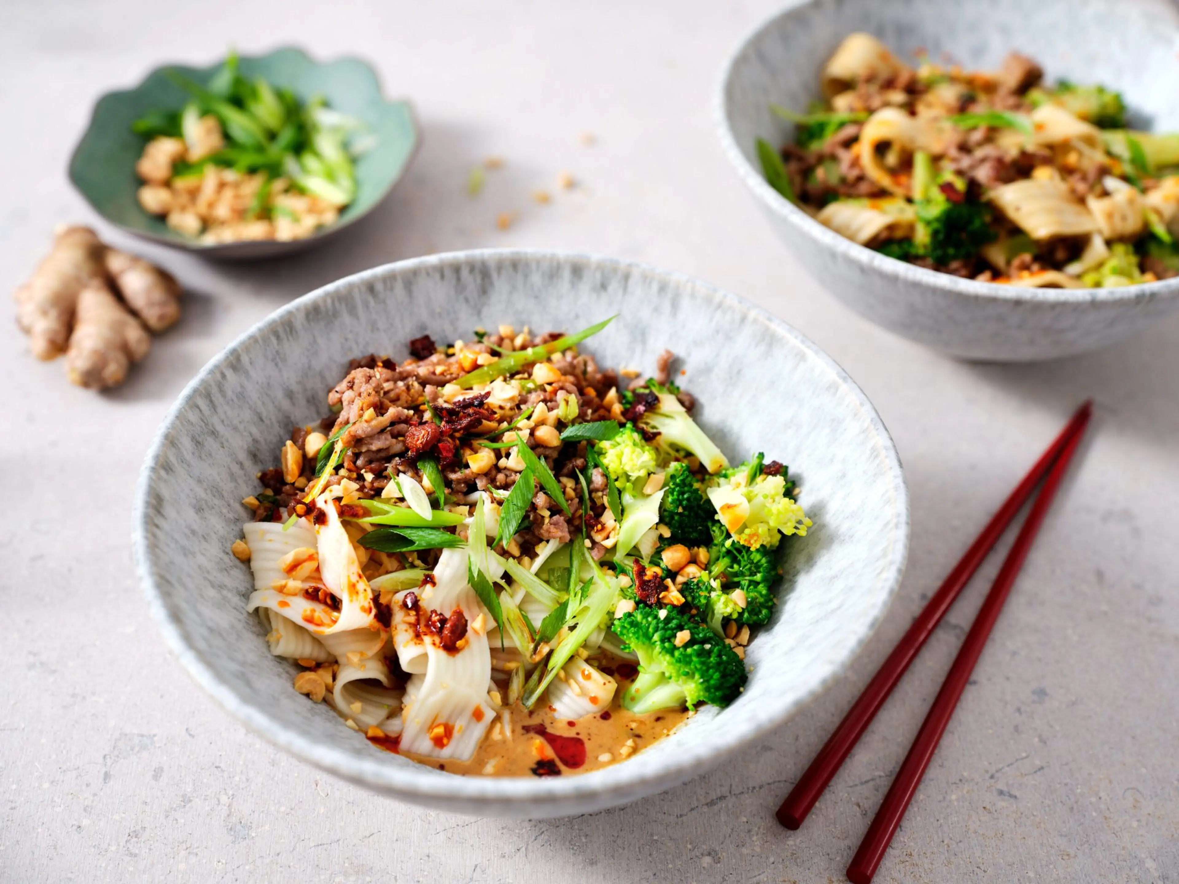 Dandan noedels met gehakt broccoli en sesamsaus