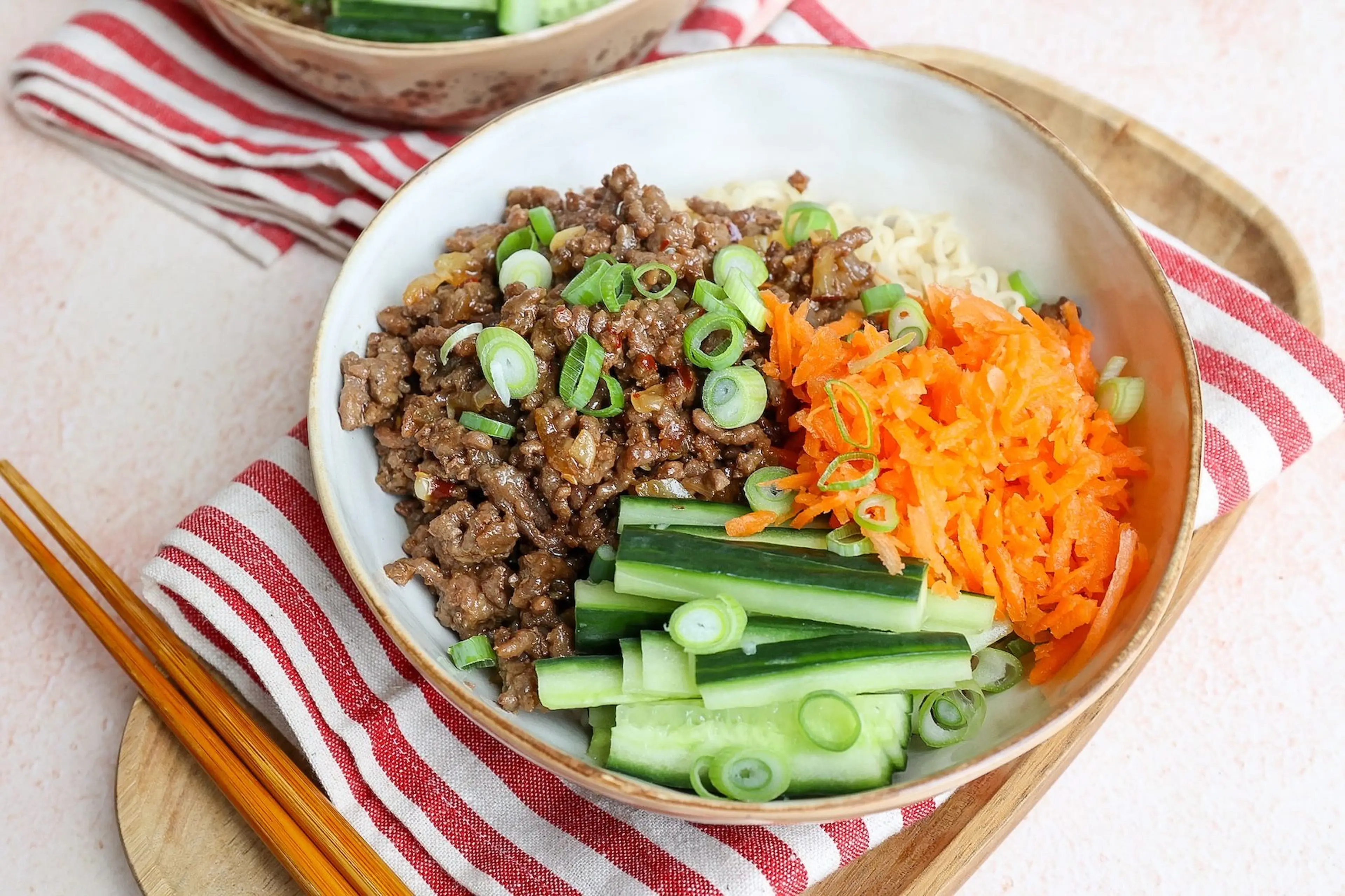 Bowl met Aziatisch gehakt, noedels en komkommer