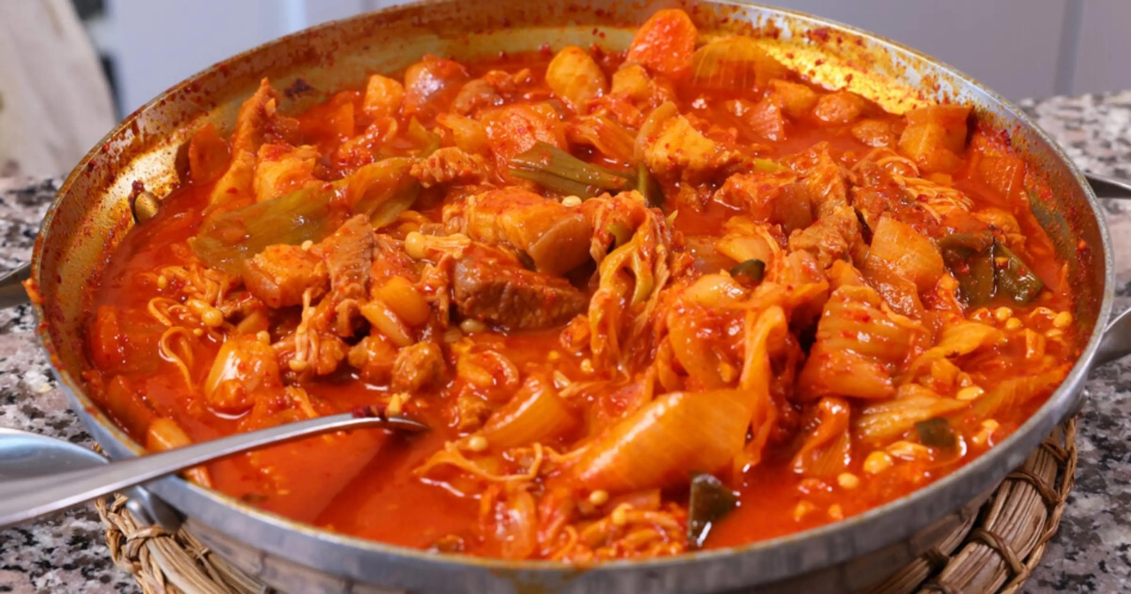 Spicy stir-fried pork and kimchi (돼지김치 두루치기: Dwaeji-kimchi d