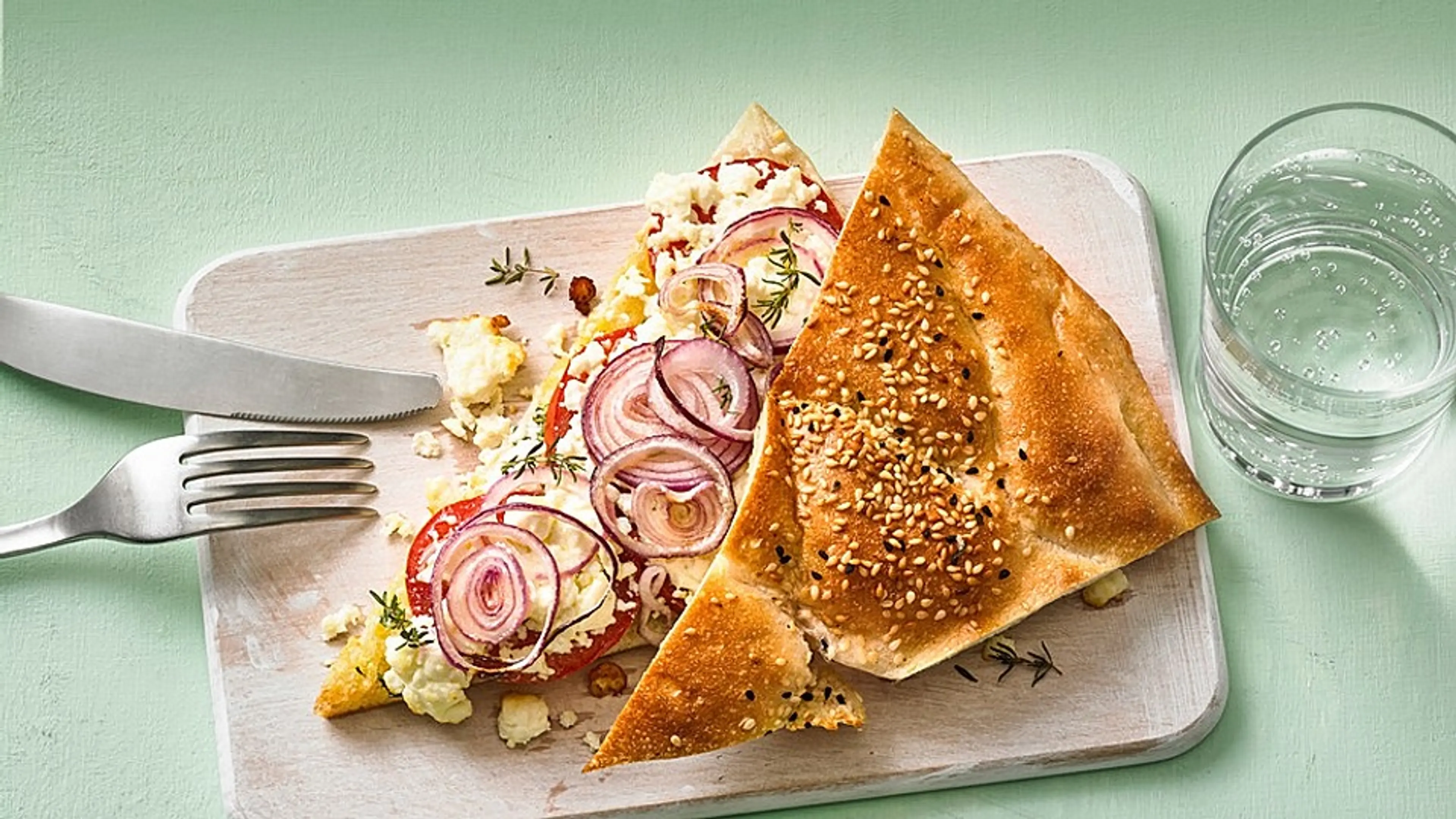 Fladenbrot mit Tomaten und Feta-Käse gefüllt