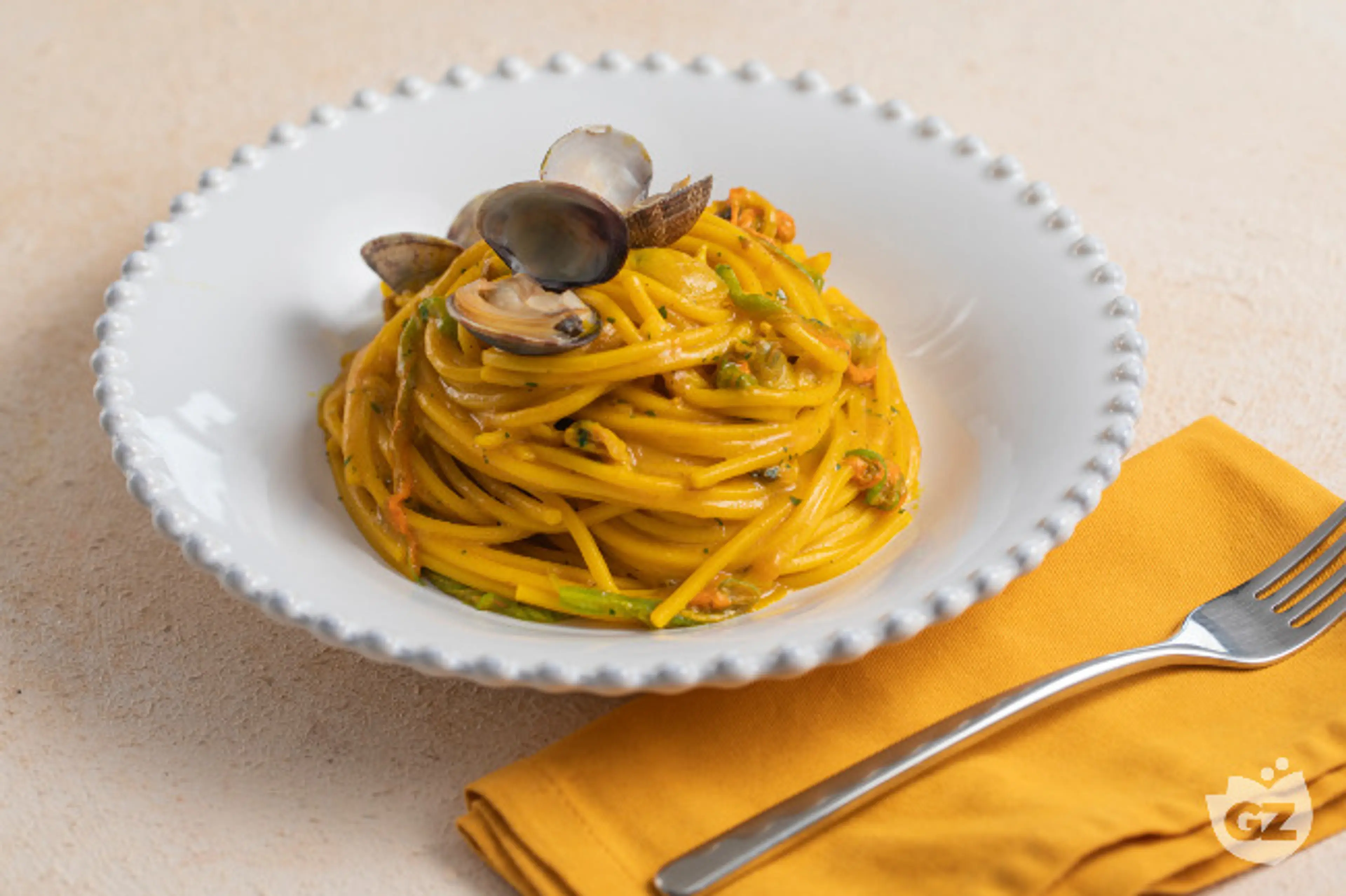 Spaghetti alle vongole con fiori di zucca e zafferano