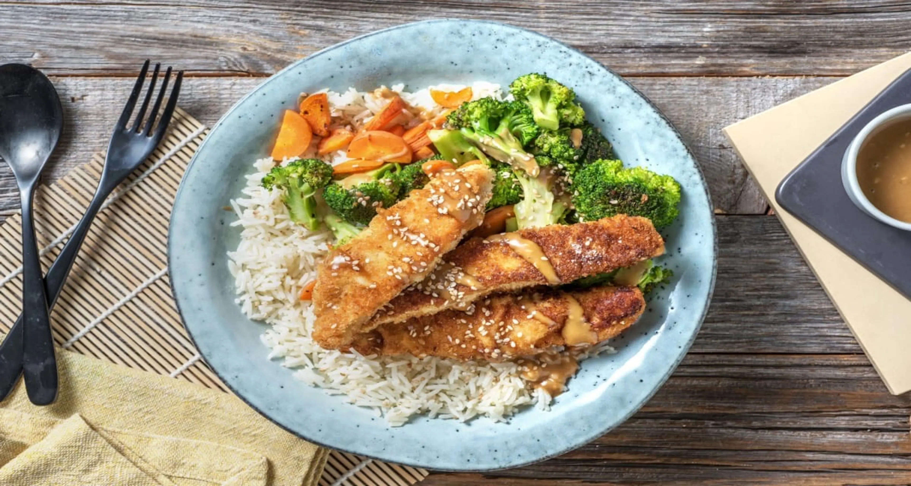 Pankopanerat fläskkött med vitlöksris, broccoli och asiatisk