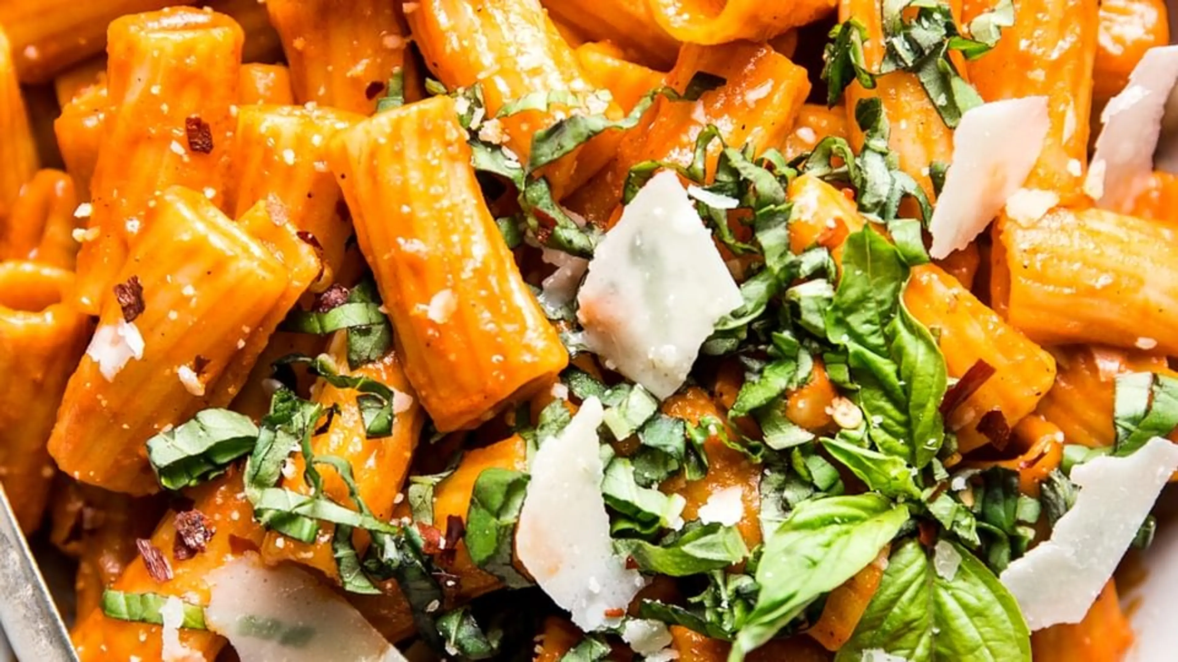 Creamy Roasted Red Pepper Rigatoni Pasta