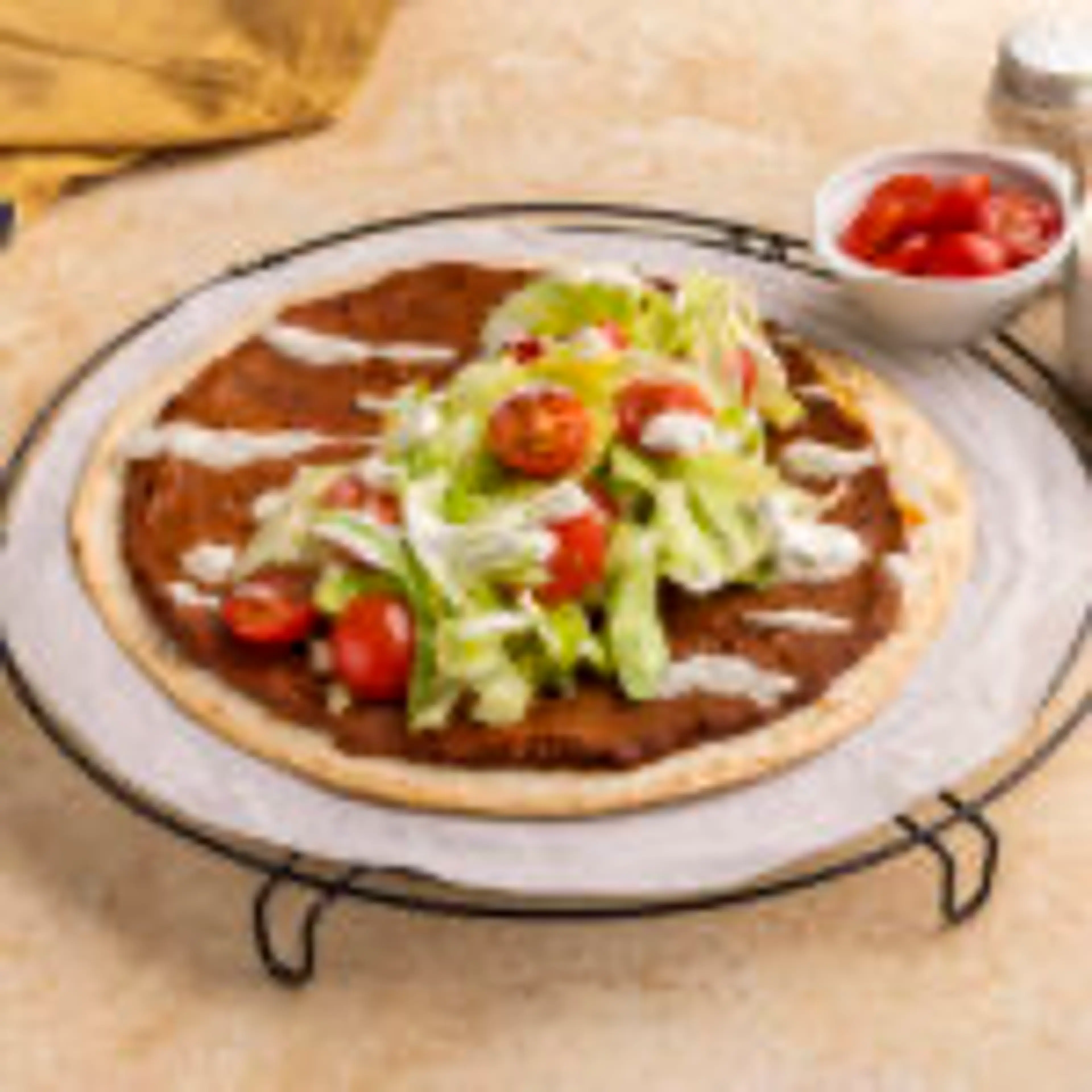 Vegetarische Turkse pizza met aubergine en yoghurtsaus