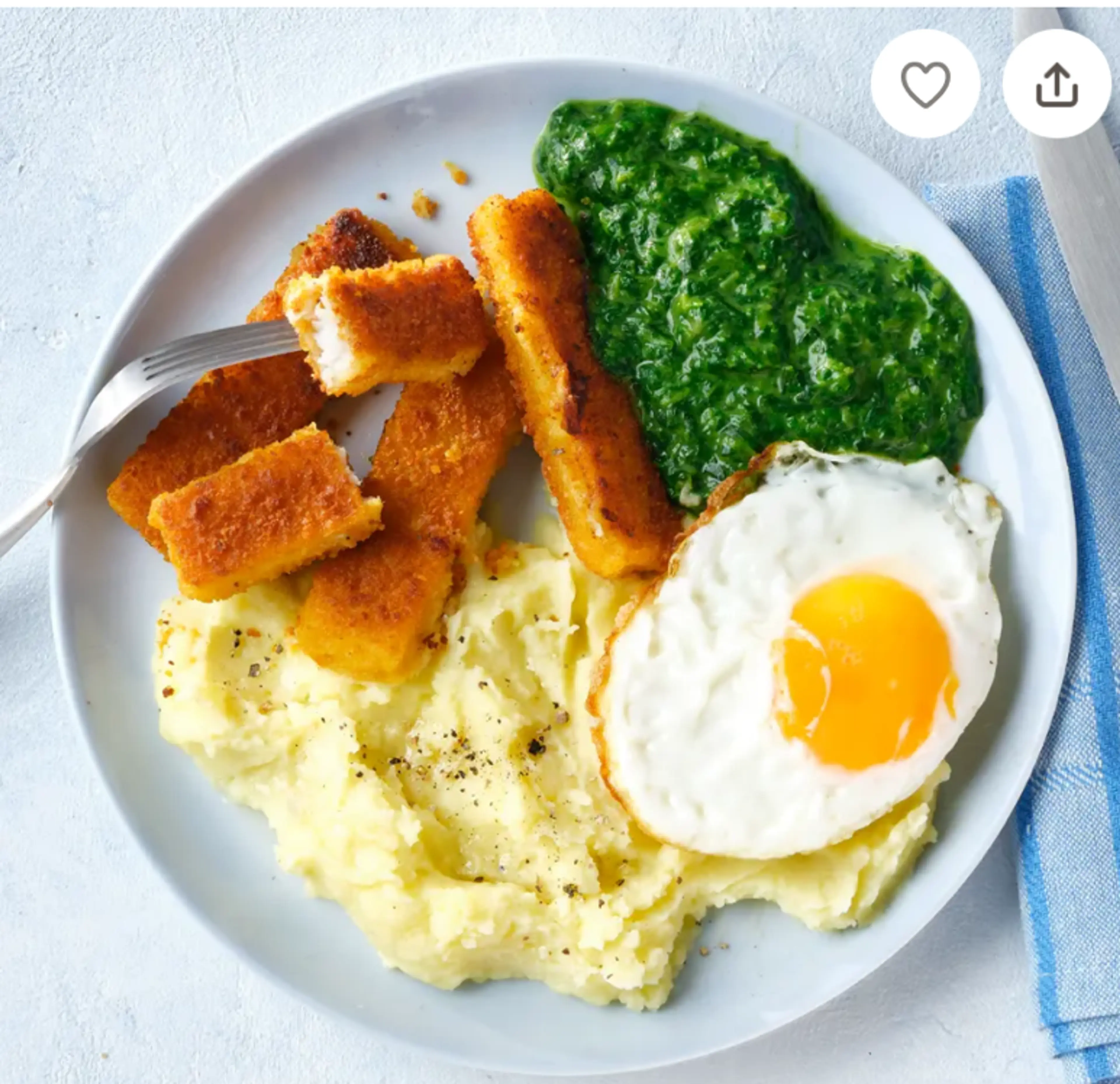 Fischstäbchen mit Spinat und Spiegelei