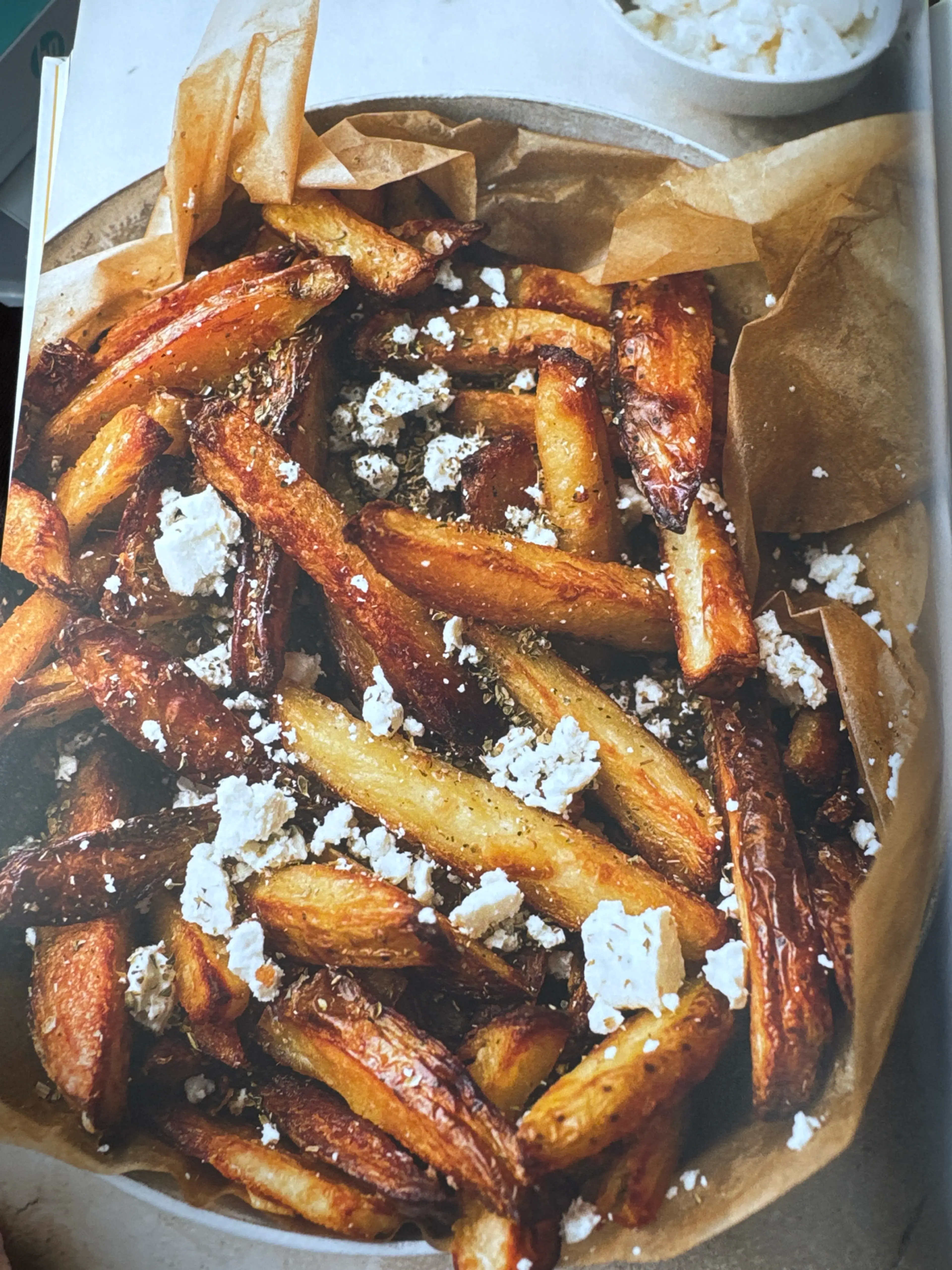 Oven chips with oregano and feta