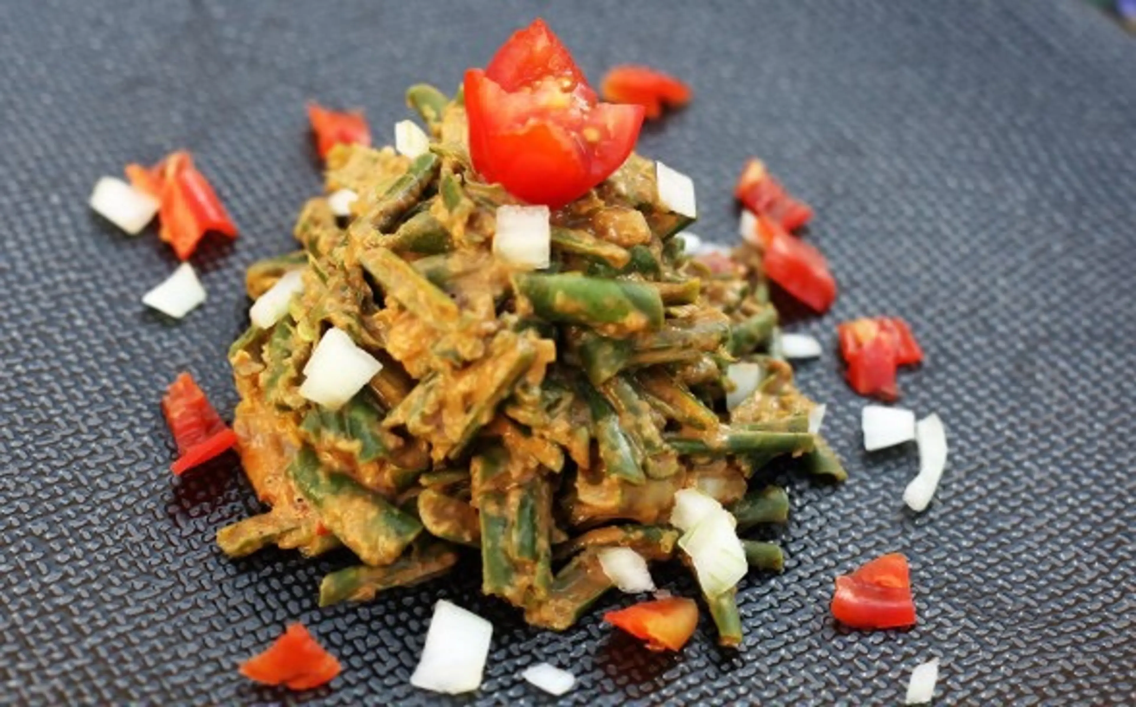 Haricots verts pilés à la pâte d'arachide