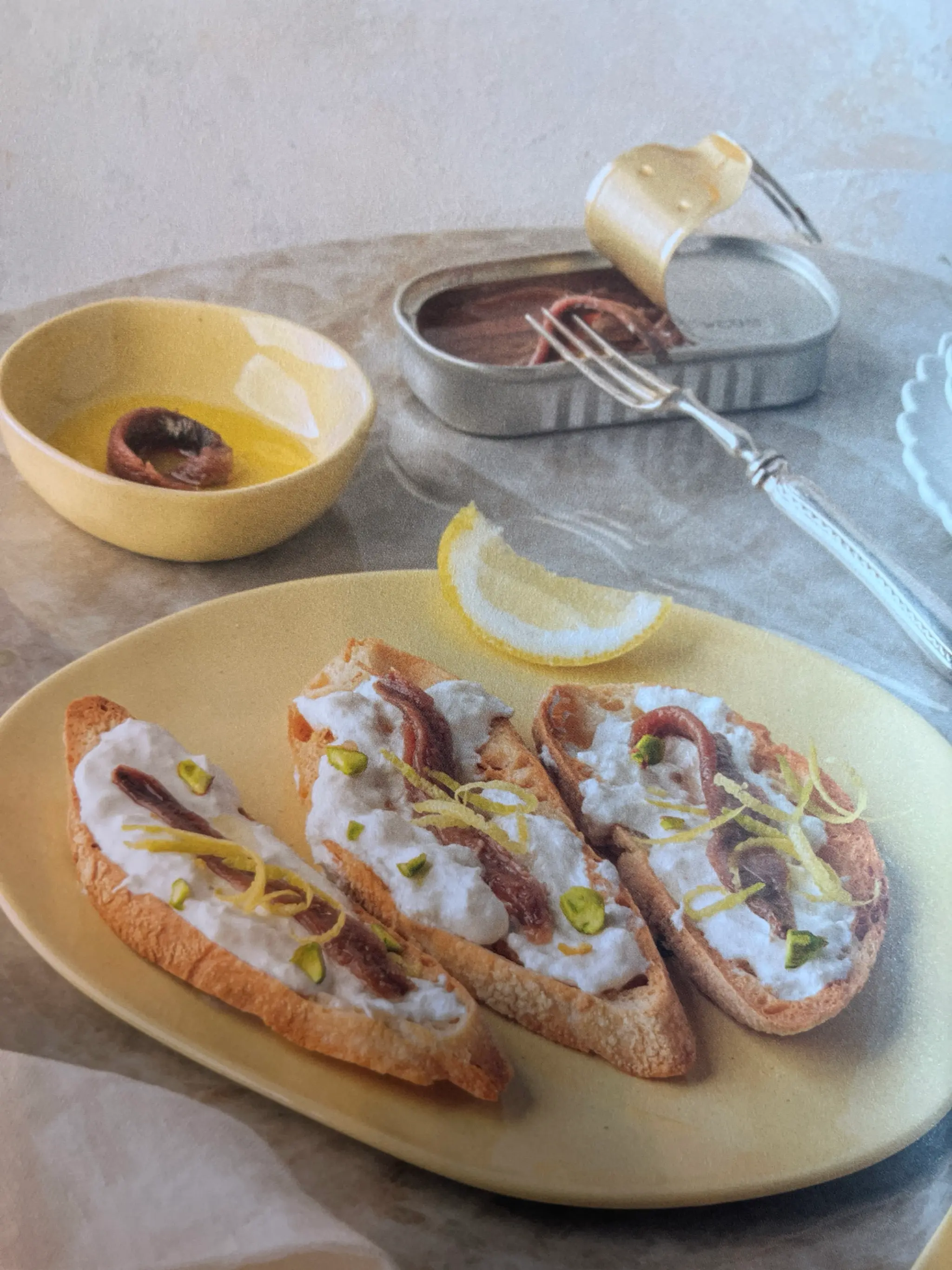 CROSTINI MET BURRATA ANSJOVIS EN CITROENZESTE