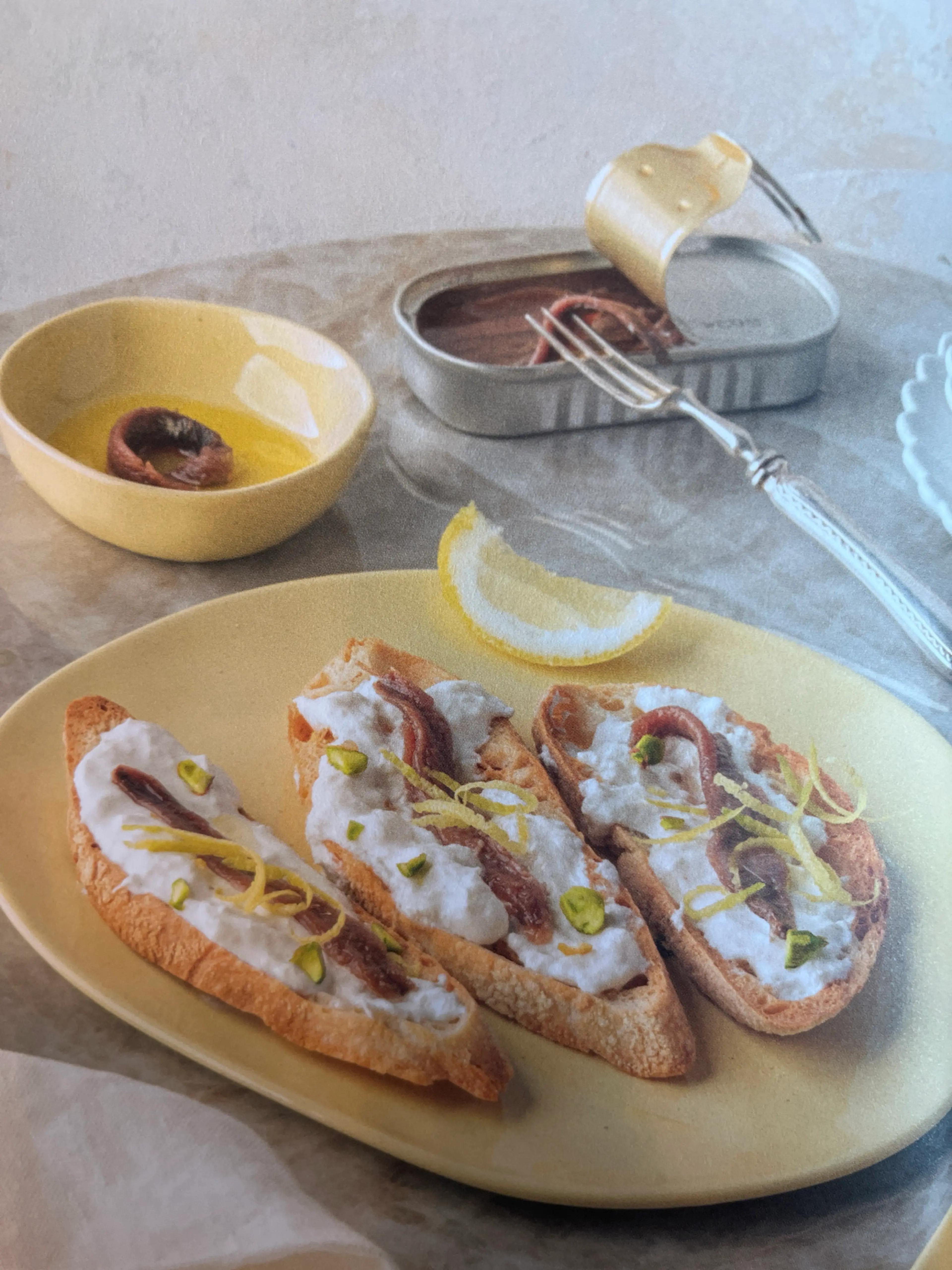 CROSTINI MET BURRATA ANSJOVIS EN CITROENZESTE