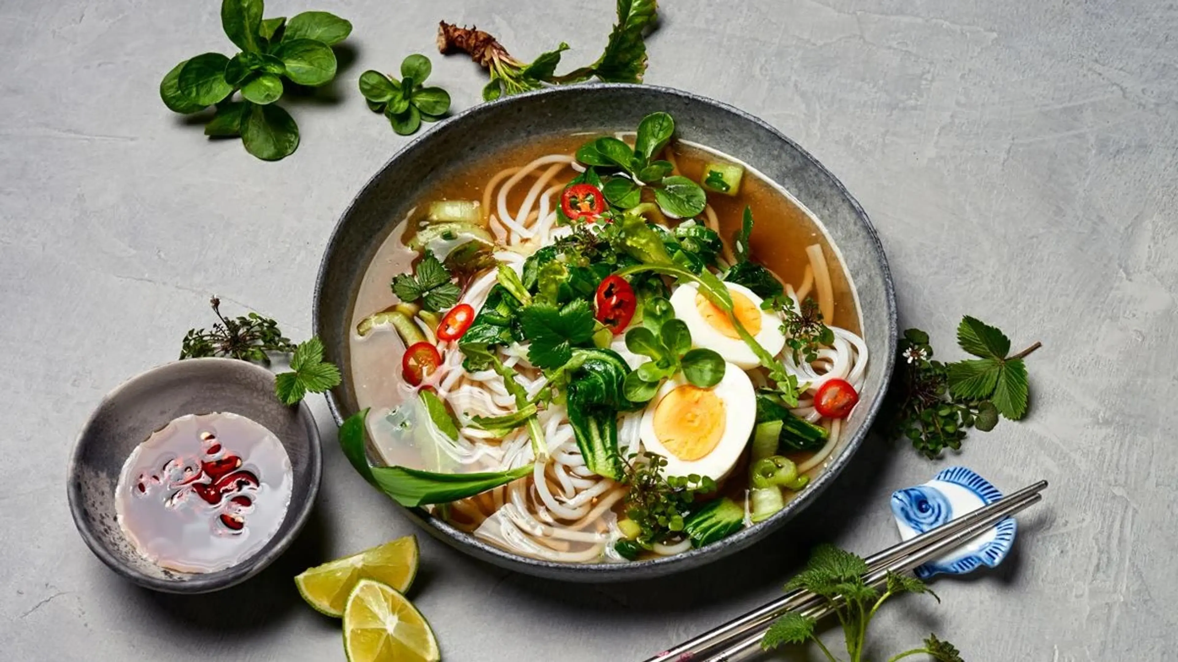 Nudelsuppe mit Pak Choi, Ei und Wildkräutern