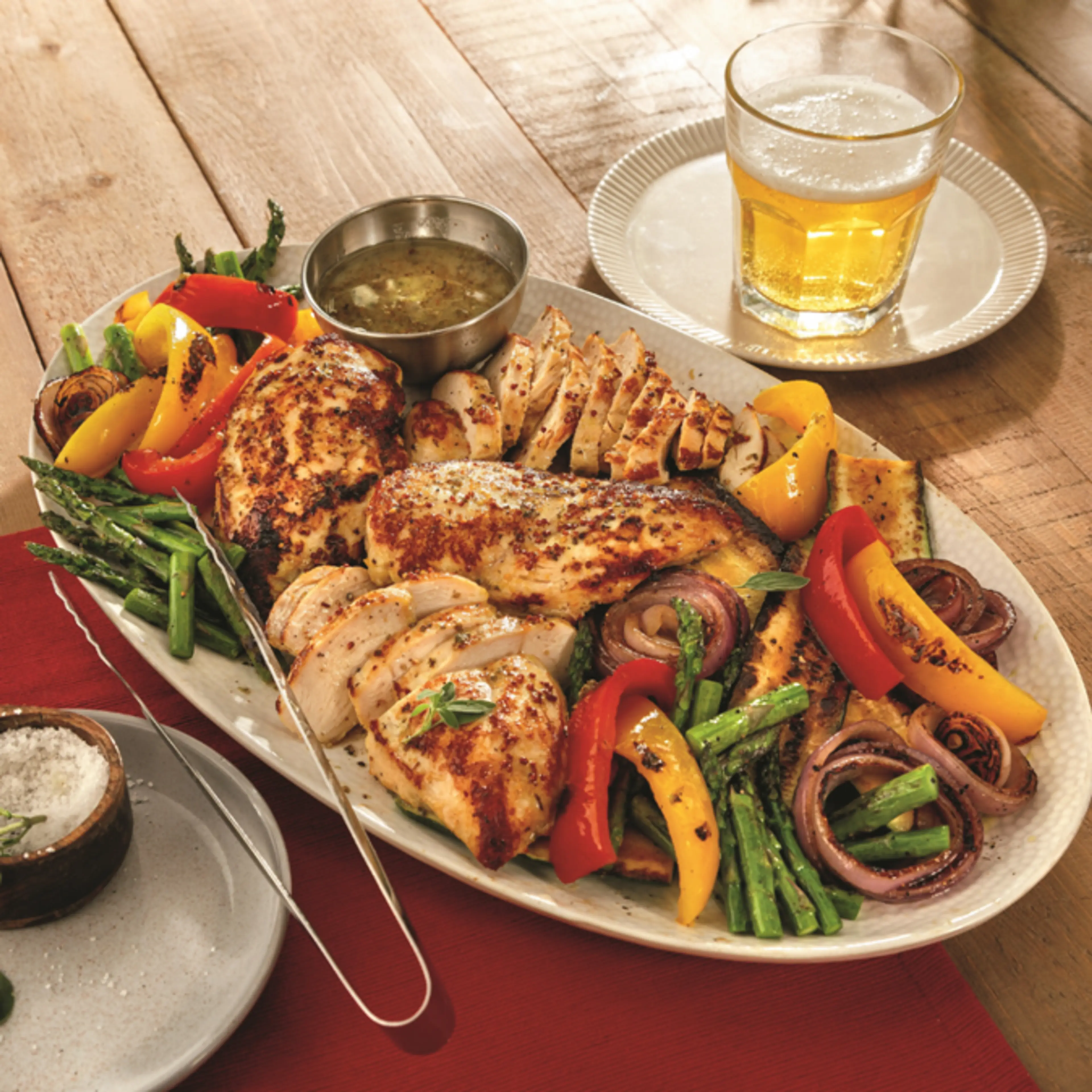 Plateau de poulet à la moutarde et légumes sautés