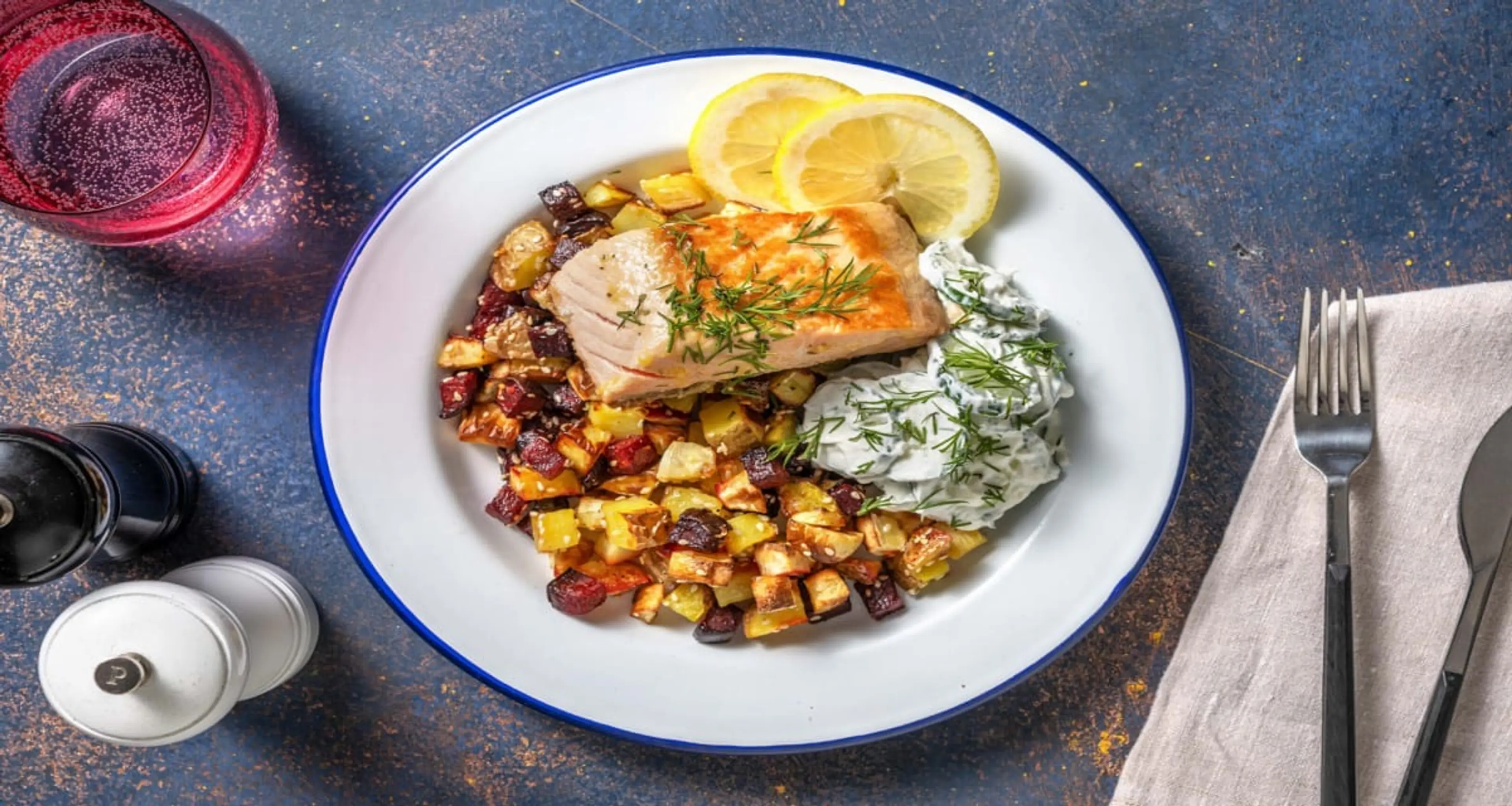 Stekt lax med sesamrostade rotfrukter, krämig gurksallad och