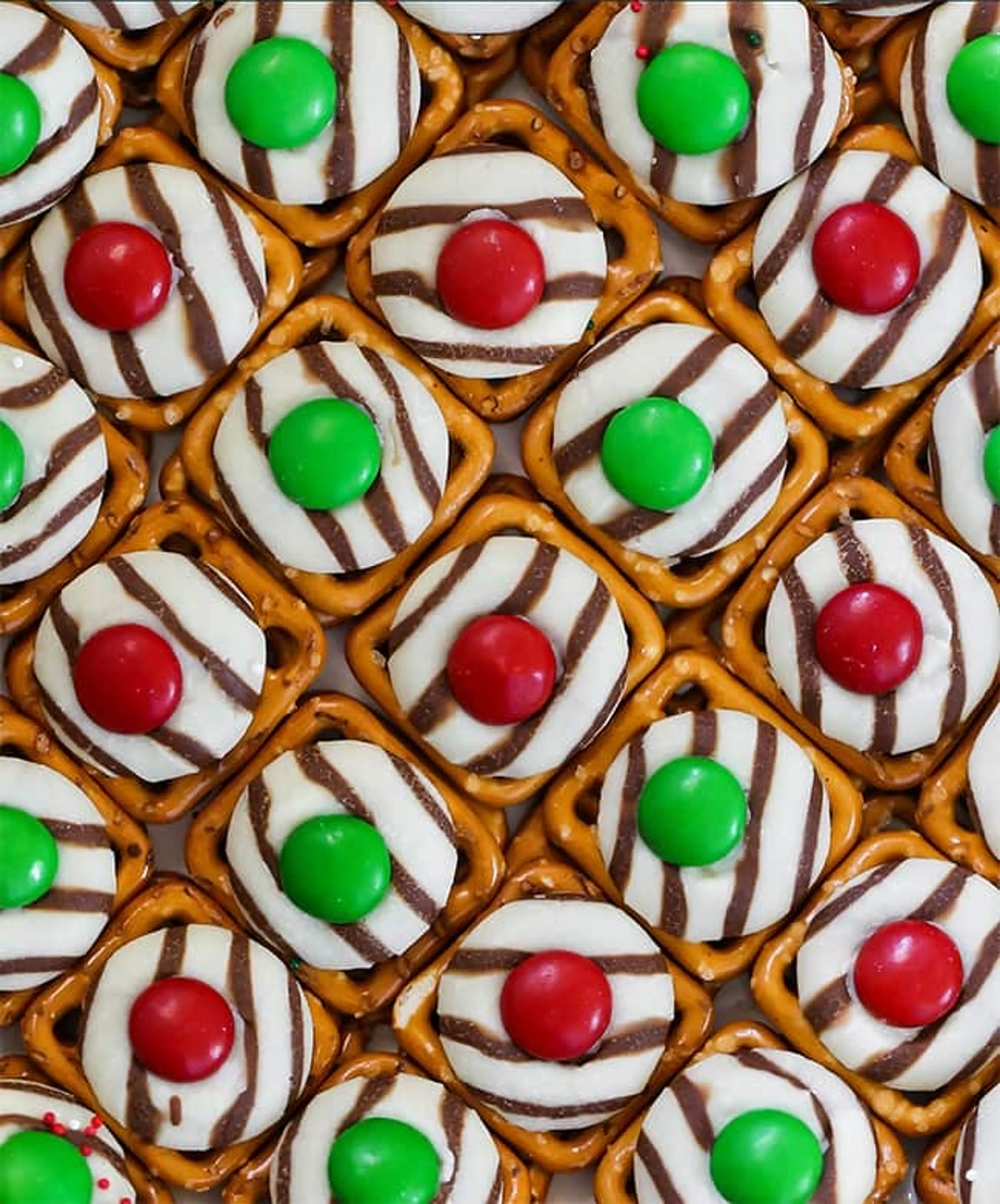 Easy Christmas Pretzel Hugs