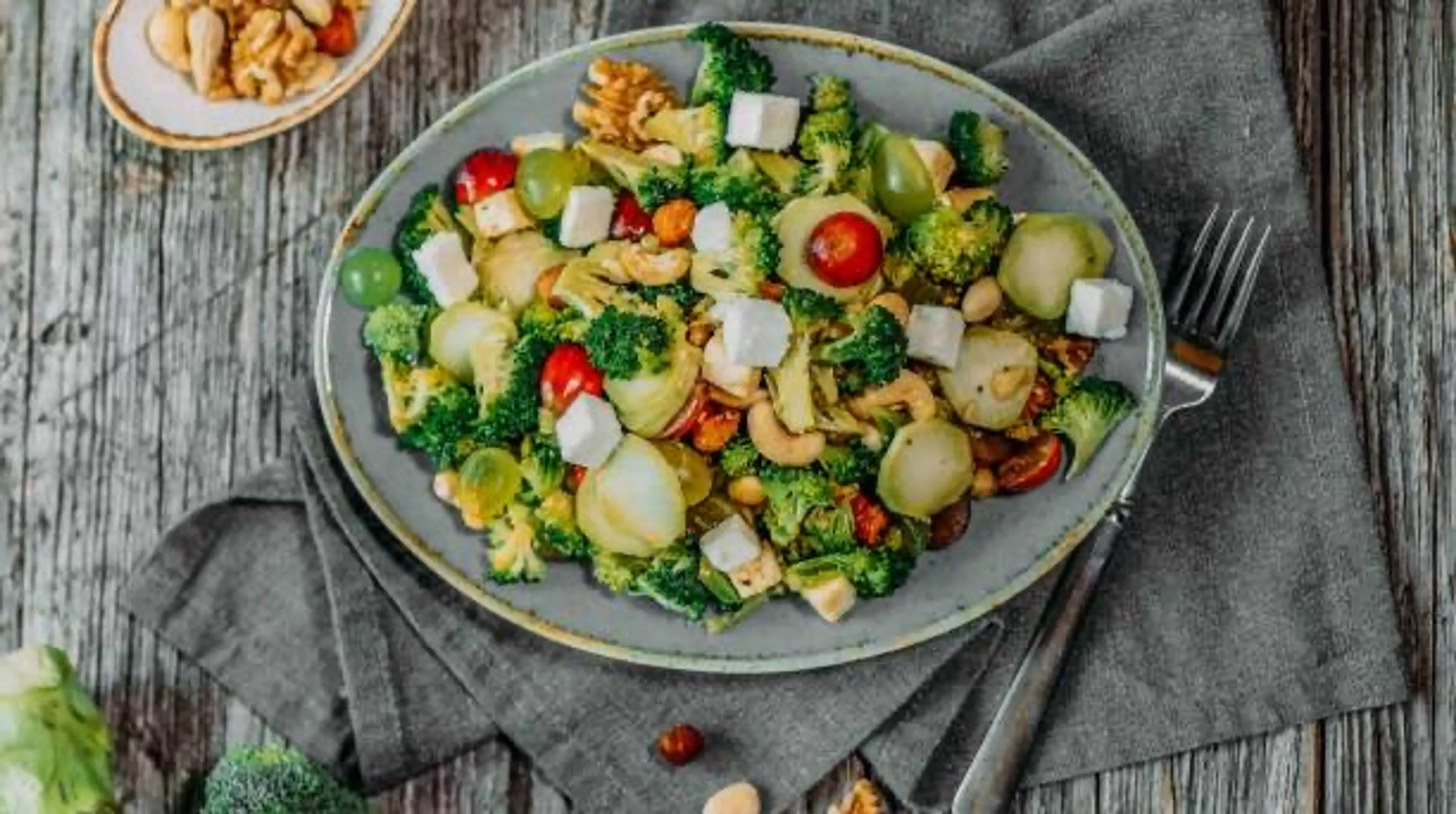 Fruchtiger Brokkolisalat mit Nüssen