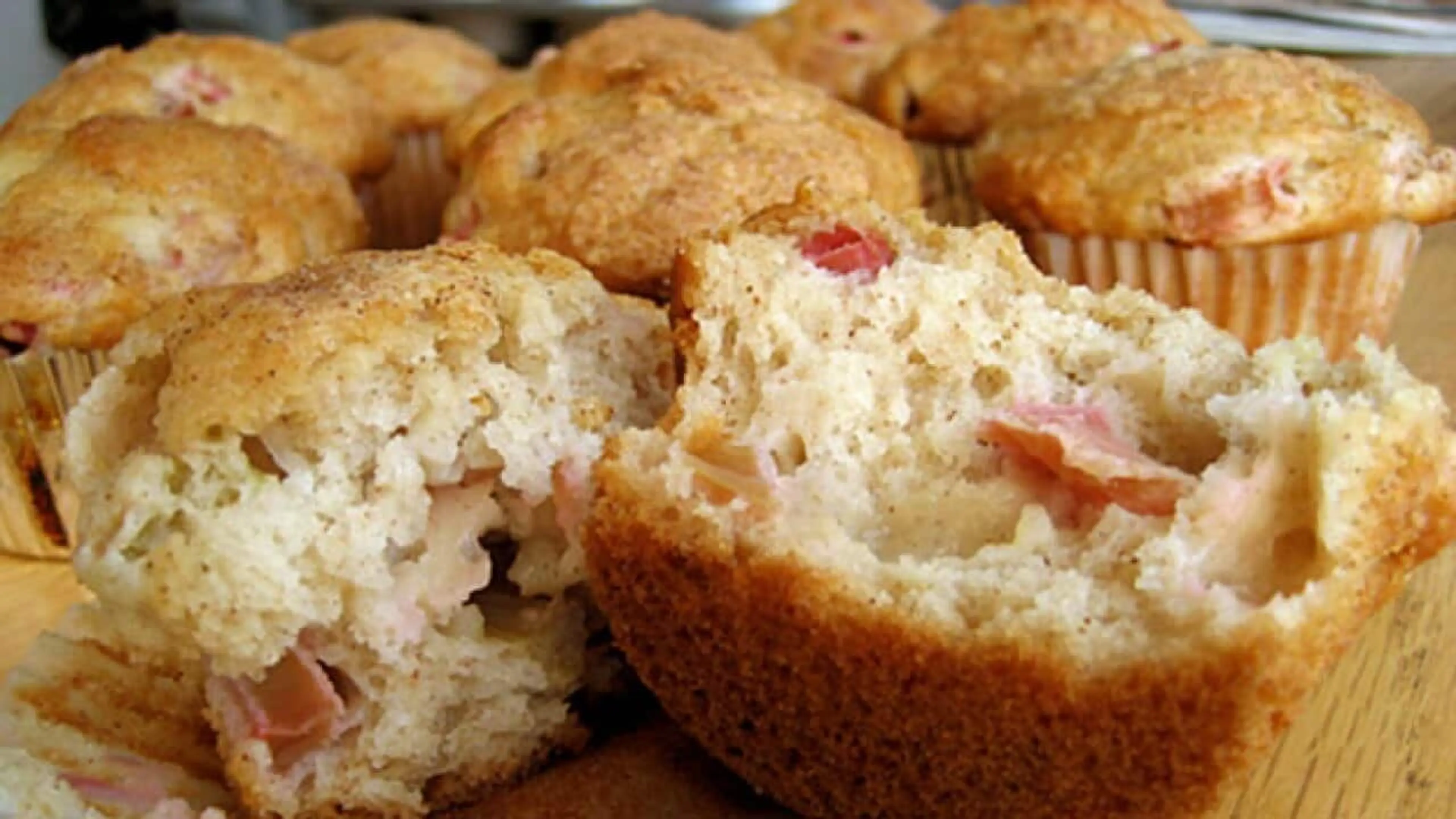Rhubarb, cinnamon and yoghurt muffins