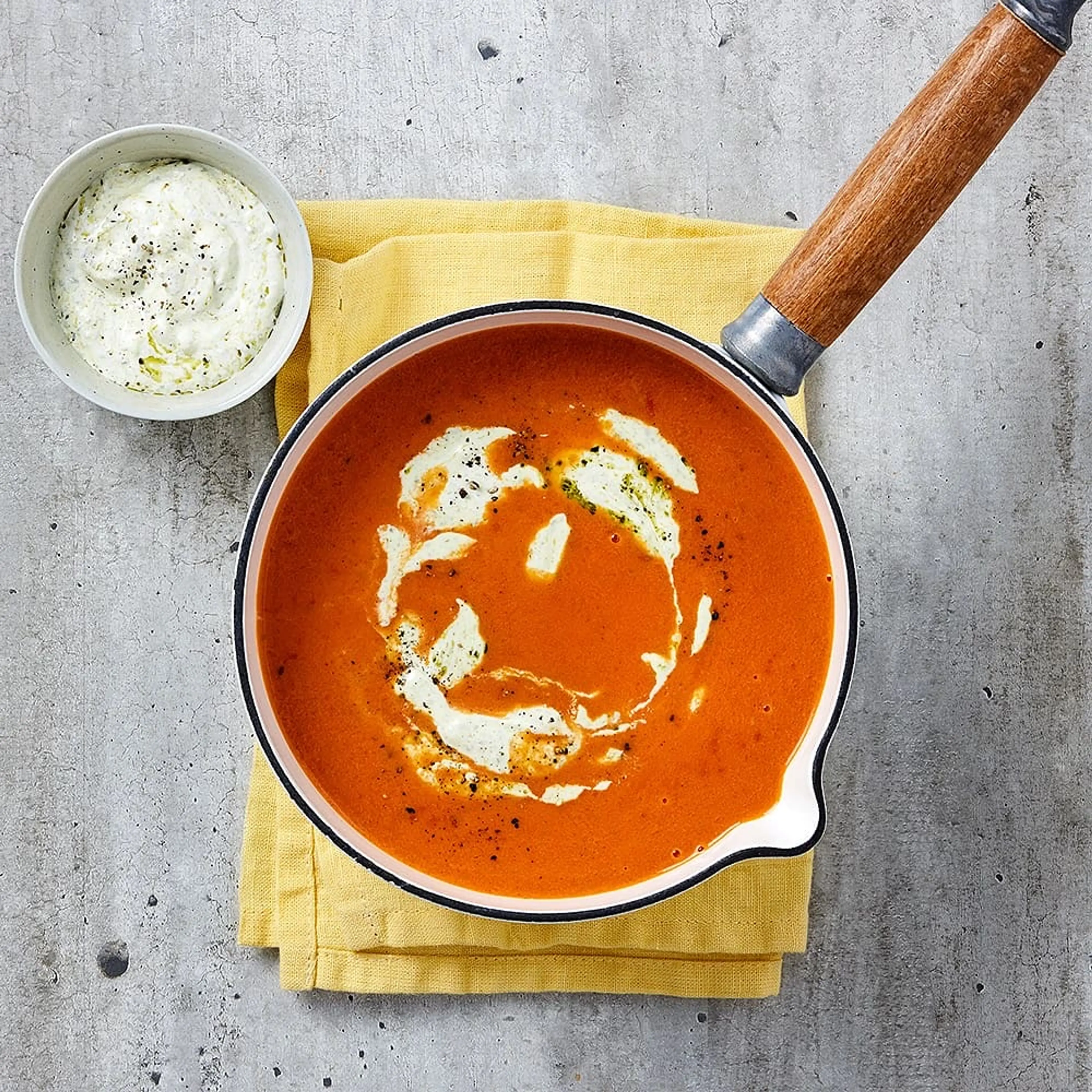 Tomatsoppa med basilikacrème