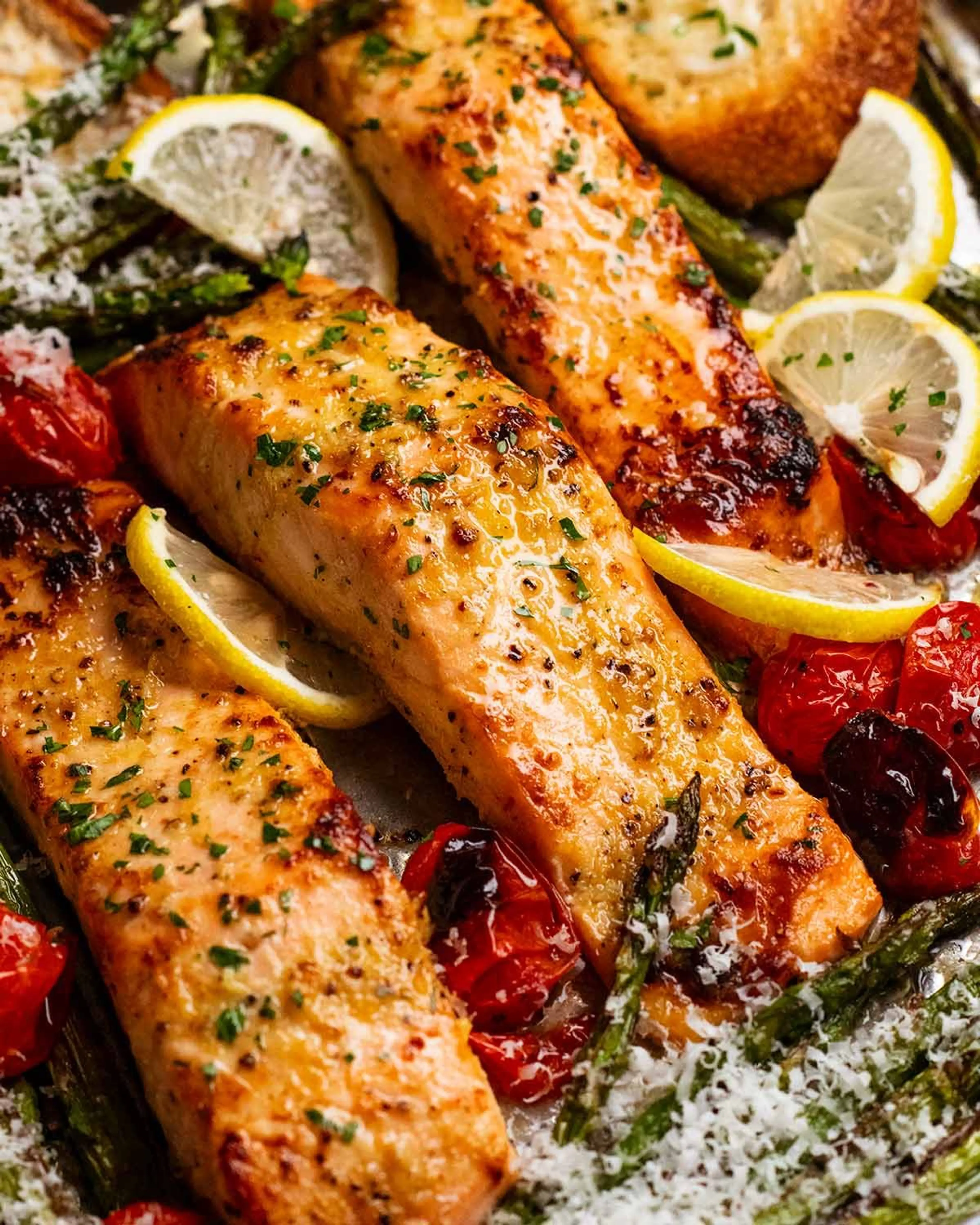 Lemon garlic salmon tray bake - easy & healthy!