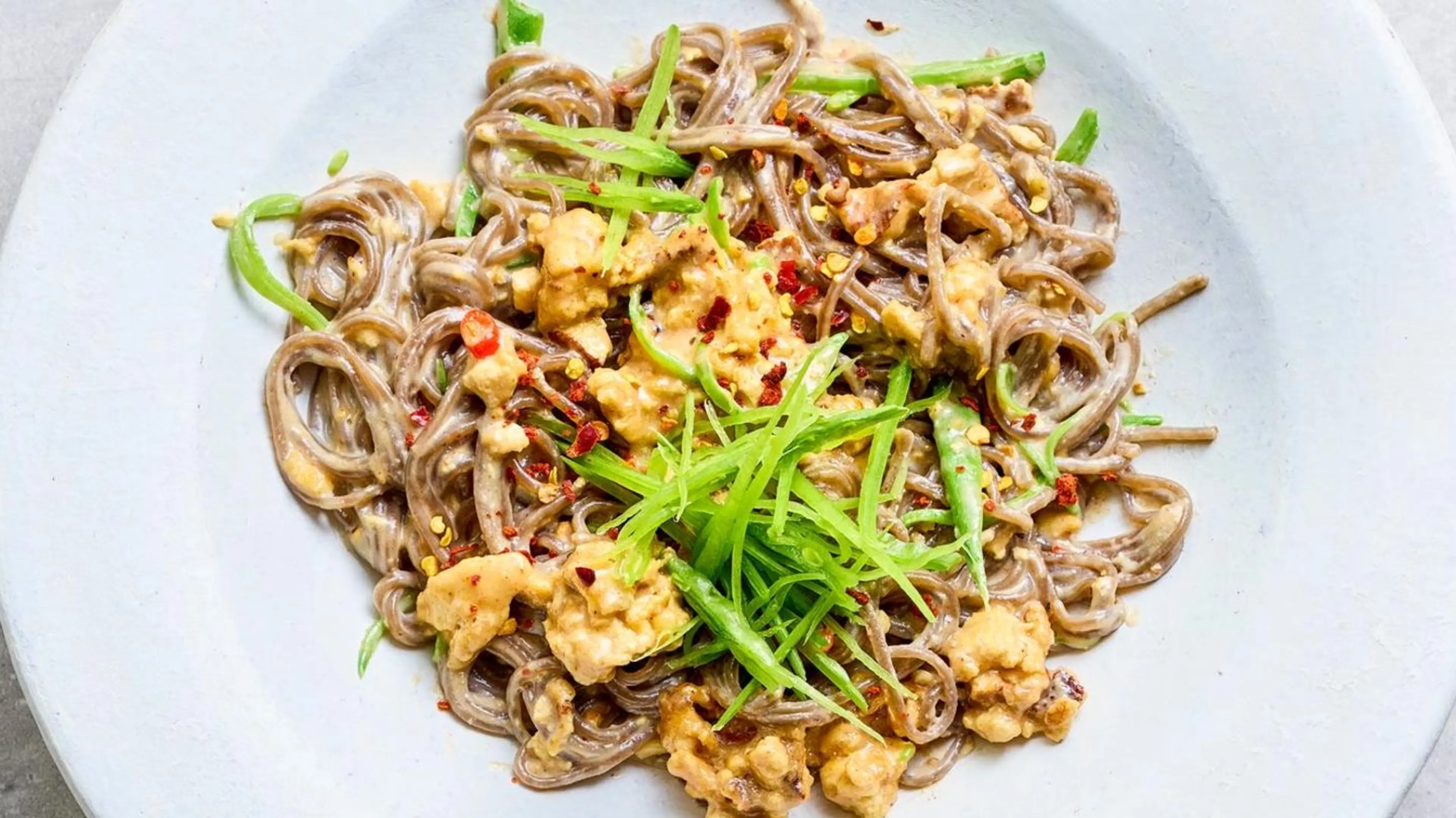 Soba-Nudeln mit Tofu und cremiger Erdnusssoße