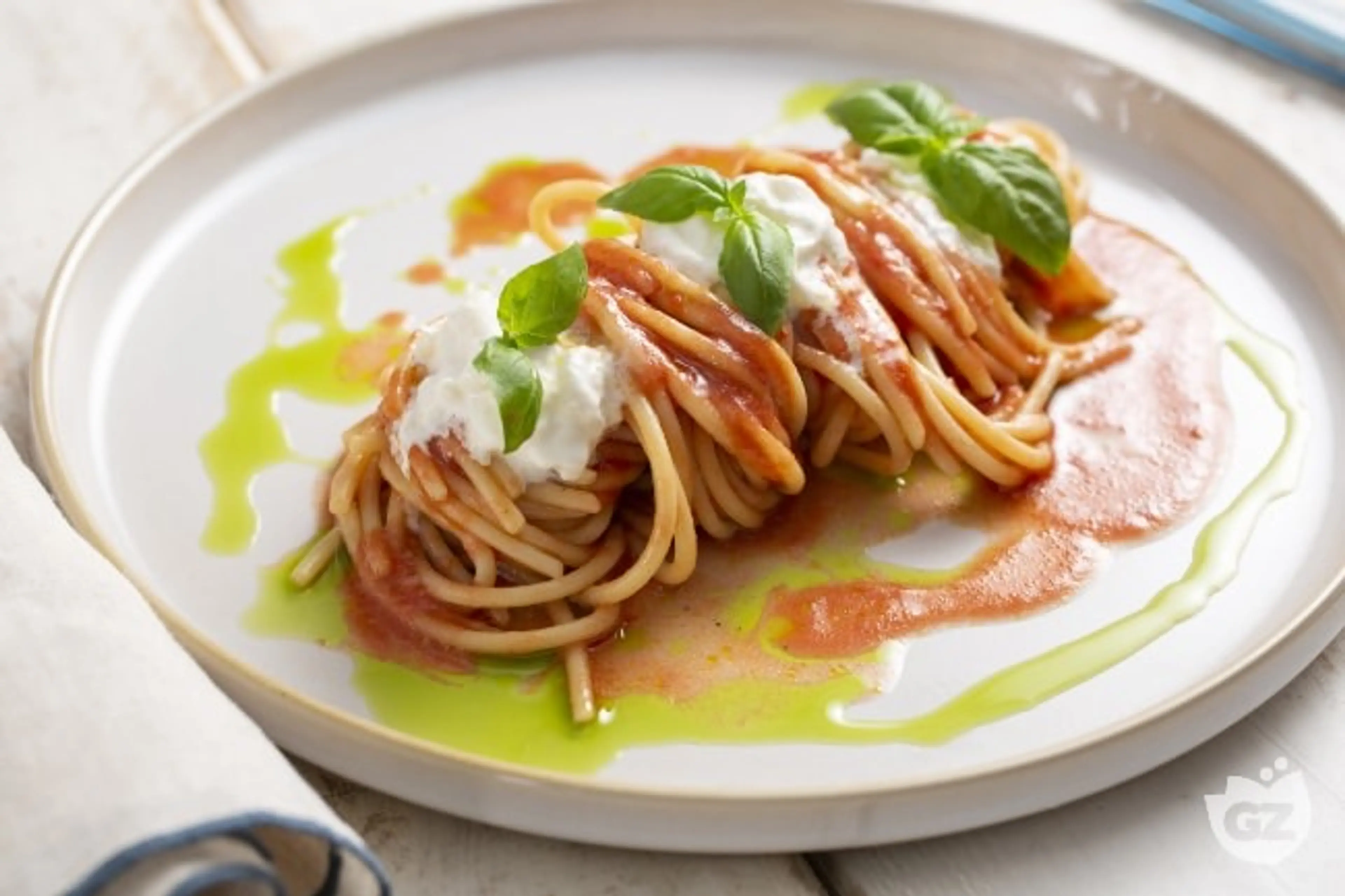 Spaghetti al pomodoro fresco, basilico e stracciatella