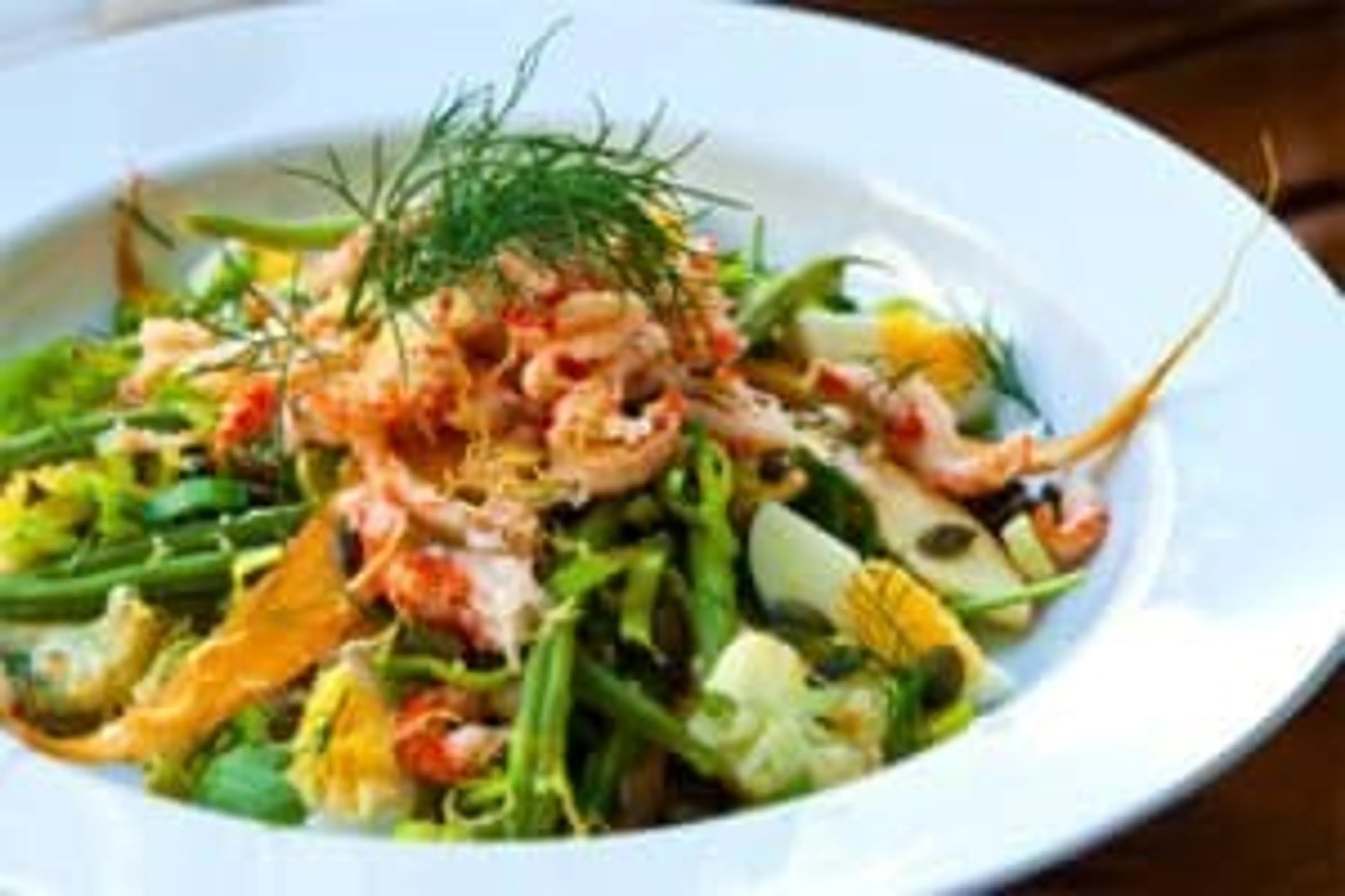 Kräftsallad med rotsaker, ägghalvor och senapsdressing