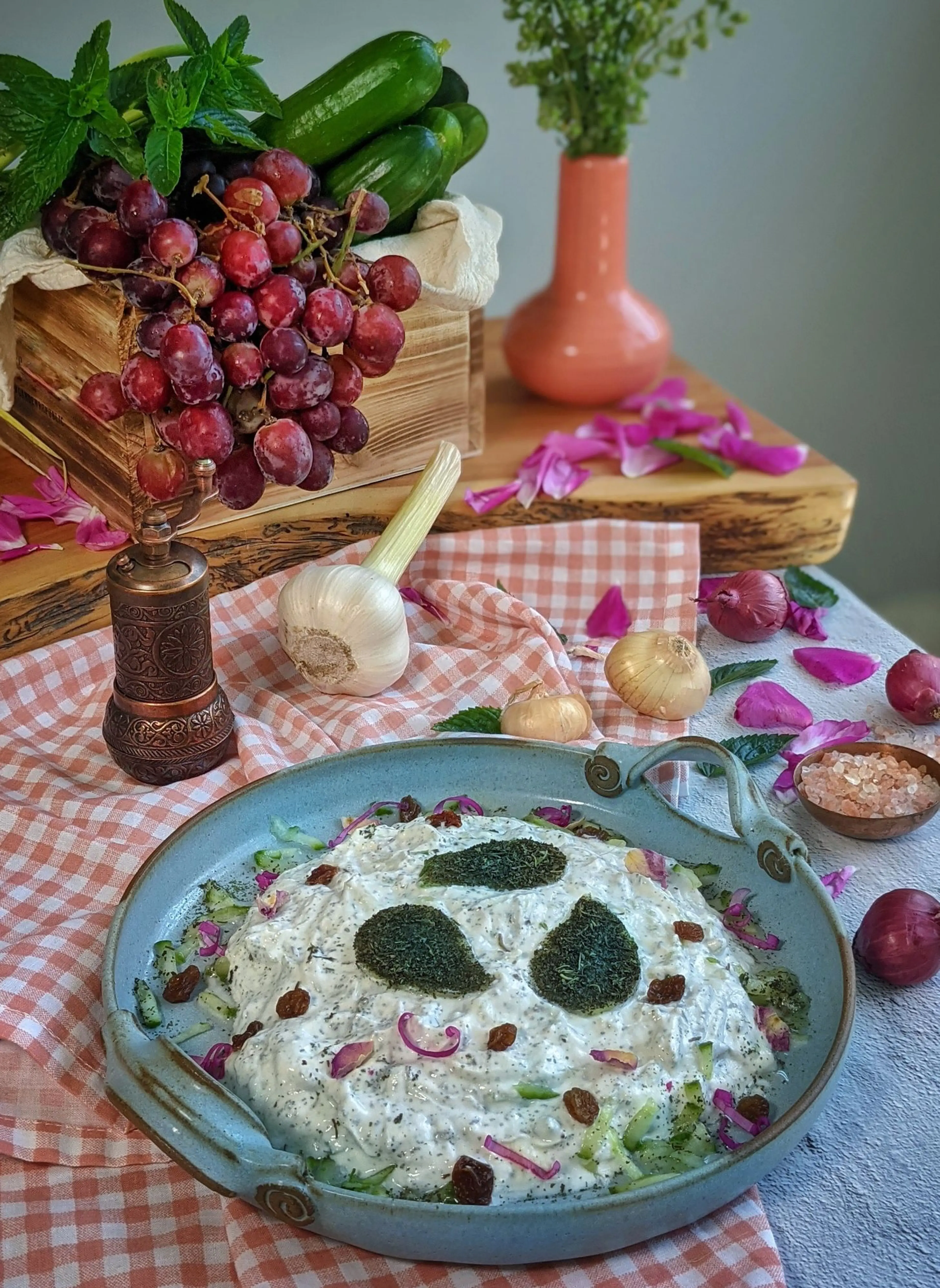 Yogurt with dried mint, cucumber and raisins