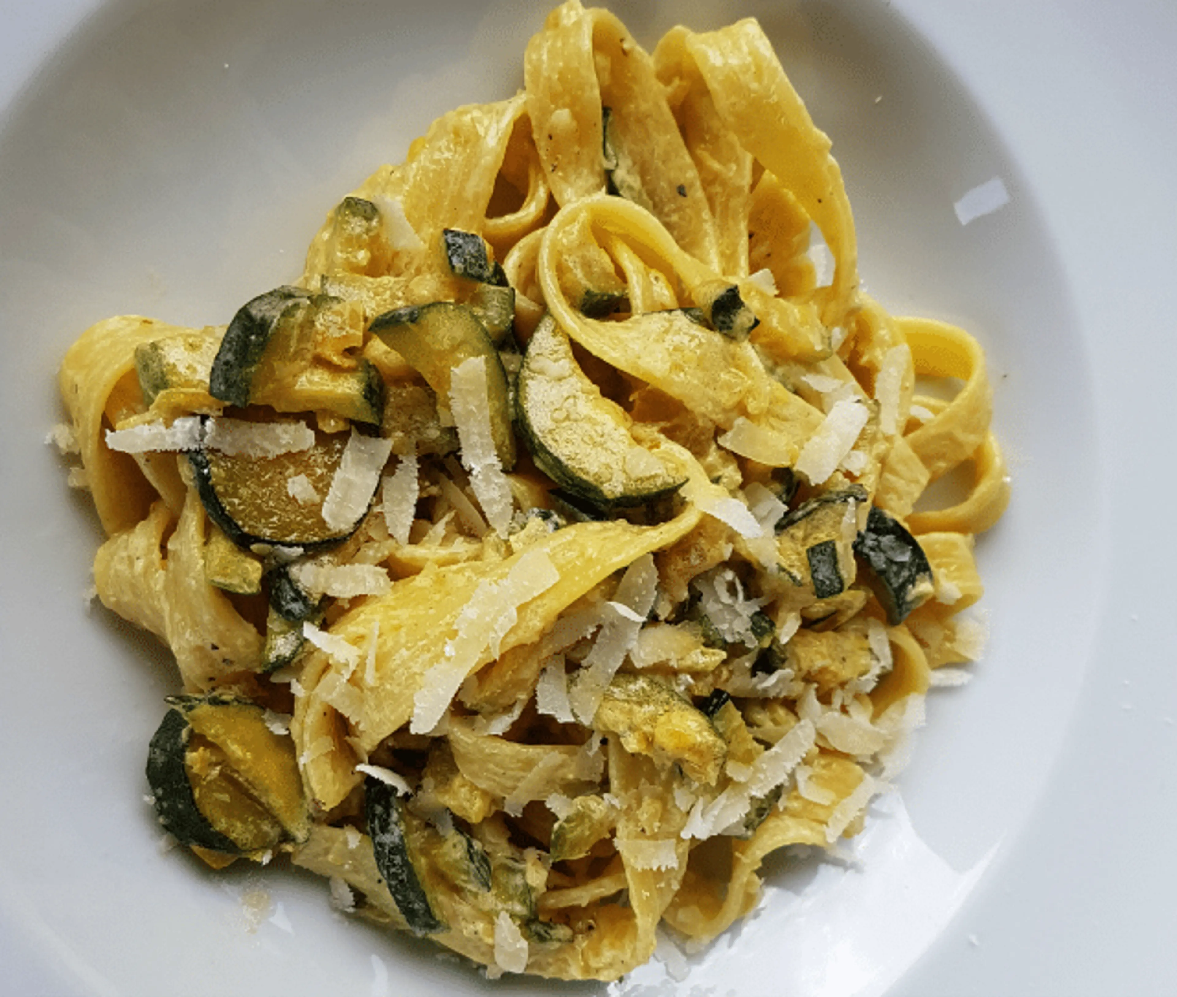 Fettuccine rigate with saffron and zucchini