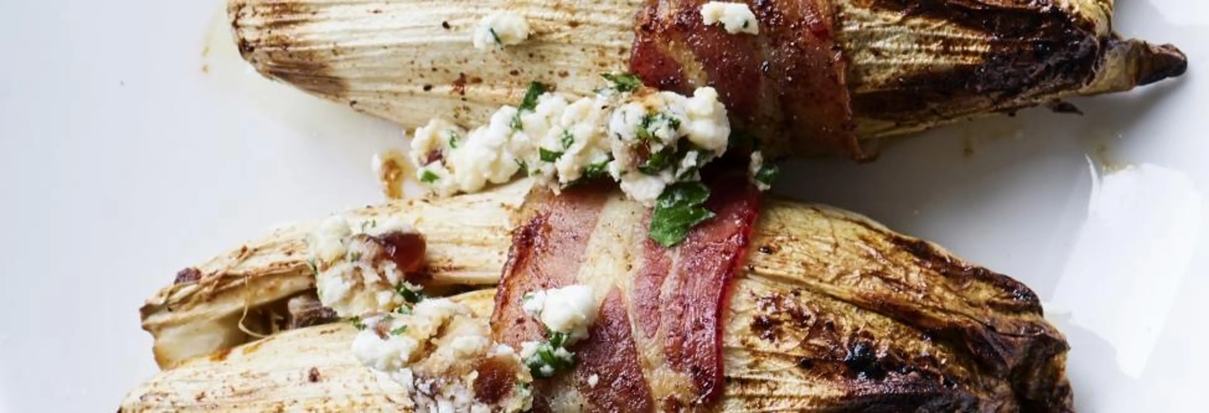 Gevuld witloof met dadels, feta en spek