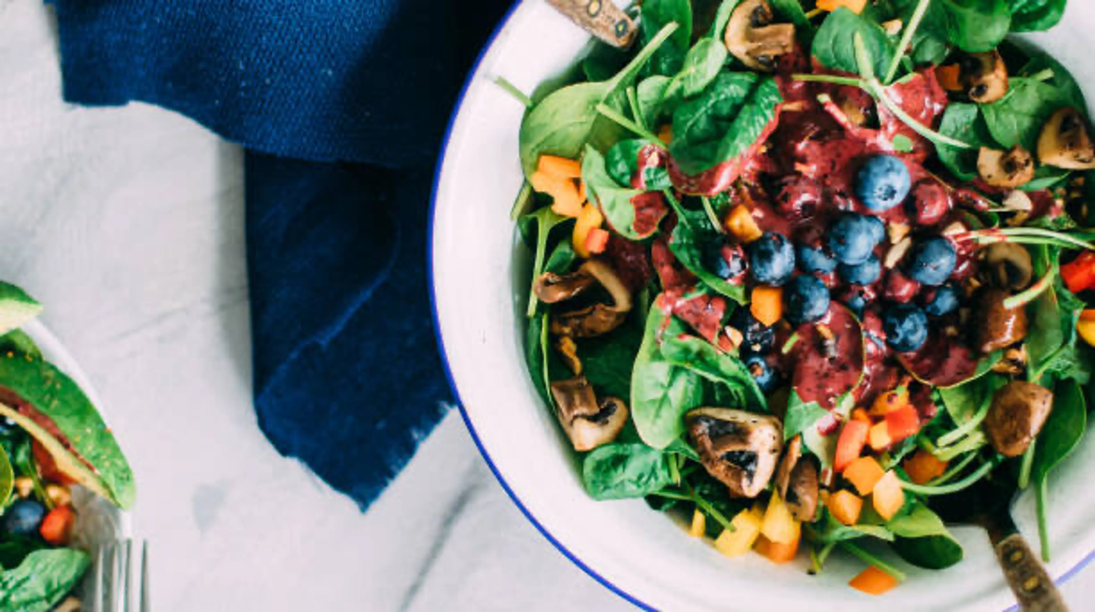 Spinatsalat mit Heidelbeerdressing