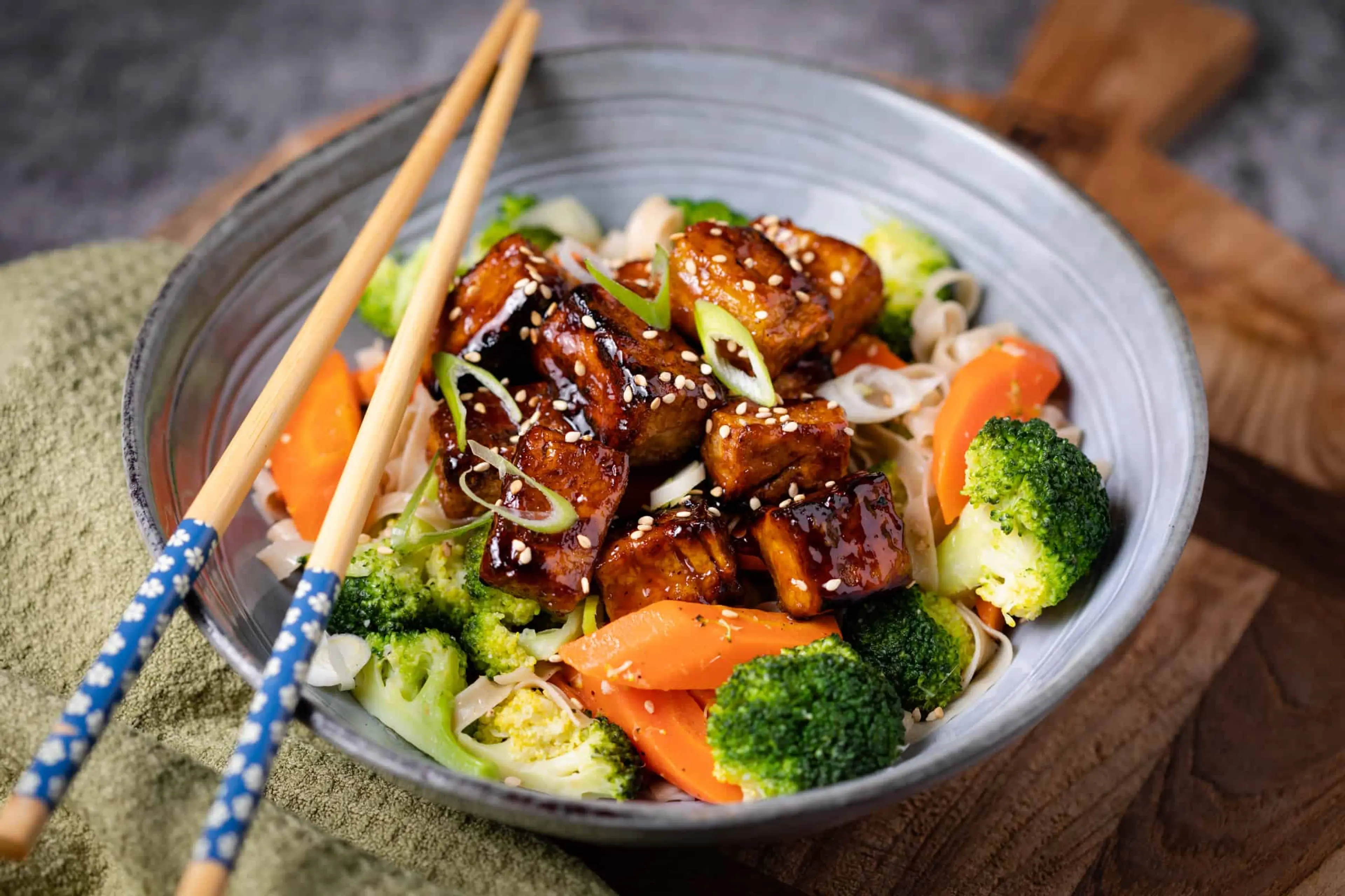 Krokante tofu met broccoli en noedels