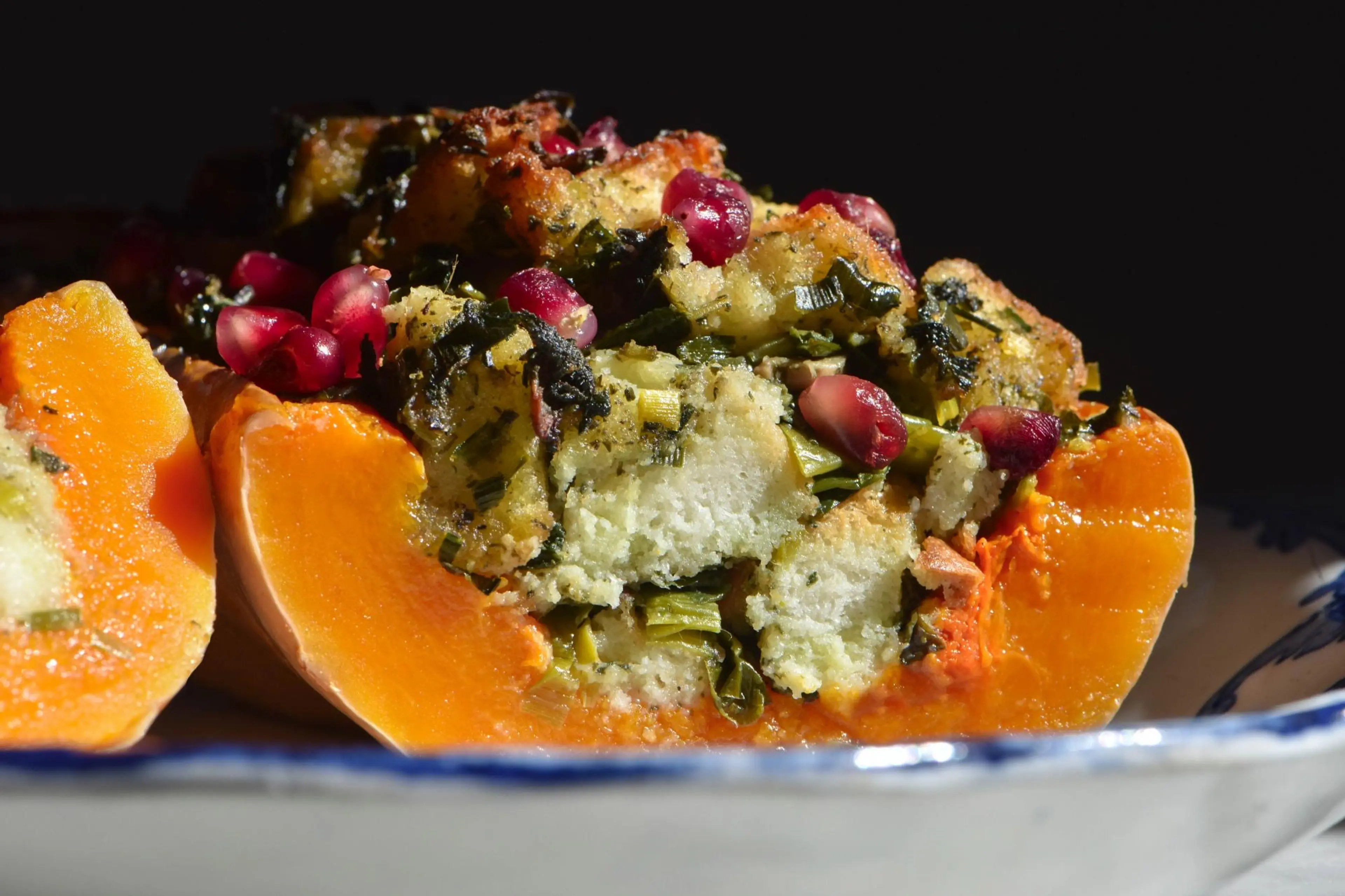 Gebratener Kürbis mit Kräuter-Shiitake-Füllung