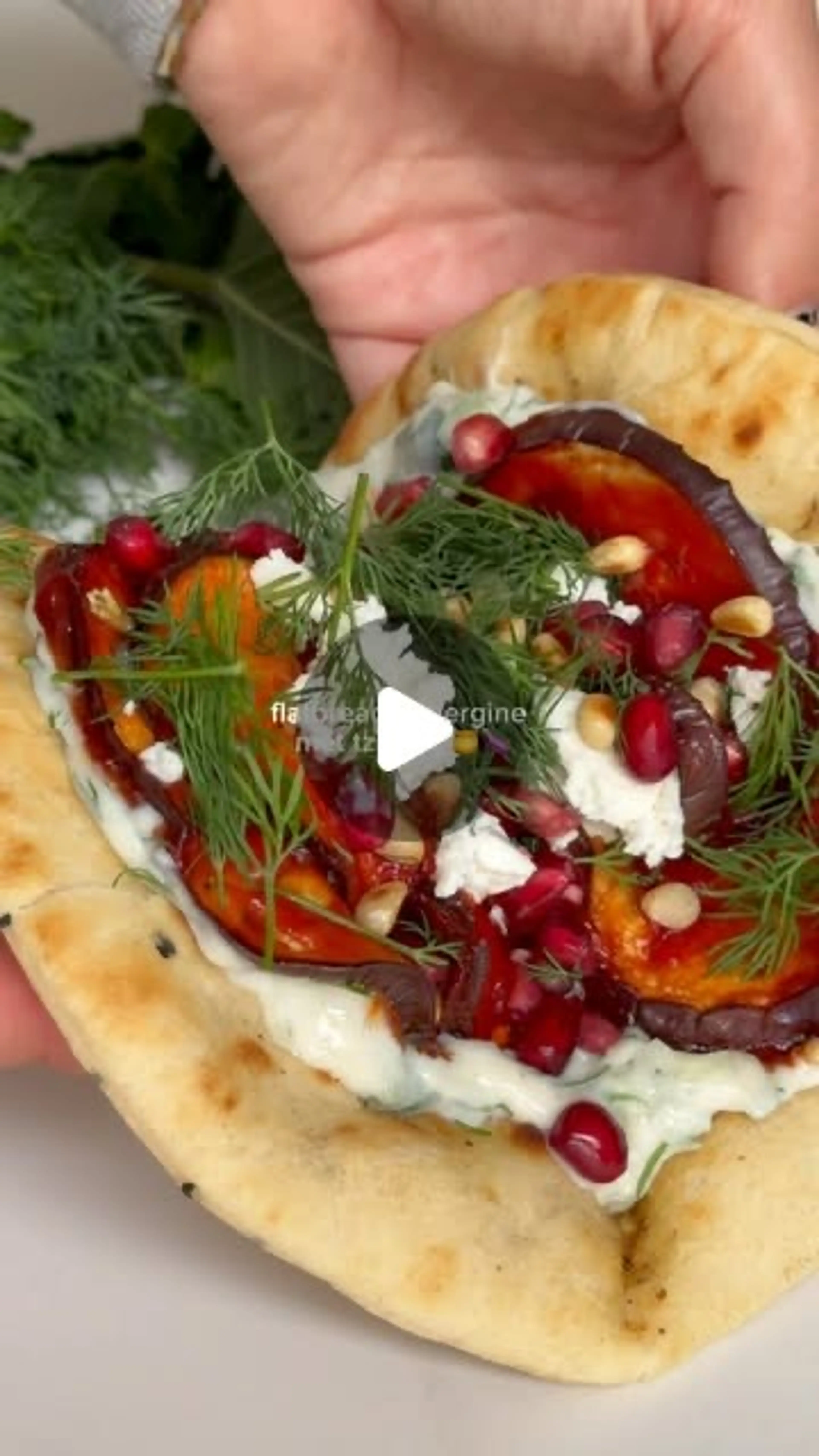 Flatbread Met Gekarameliseerde Aubergine, Tzatiki &  Granaat