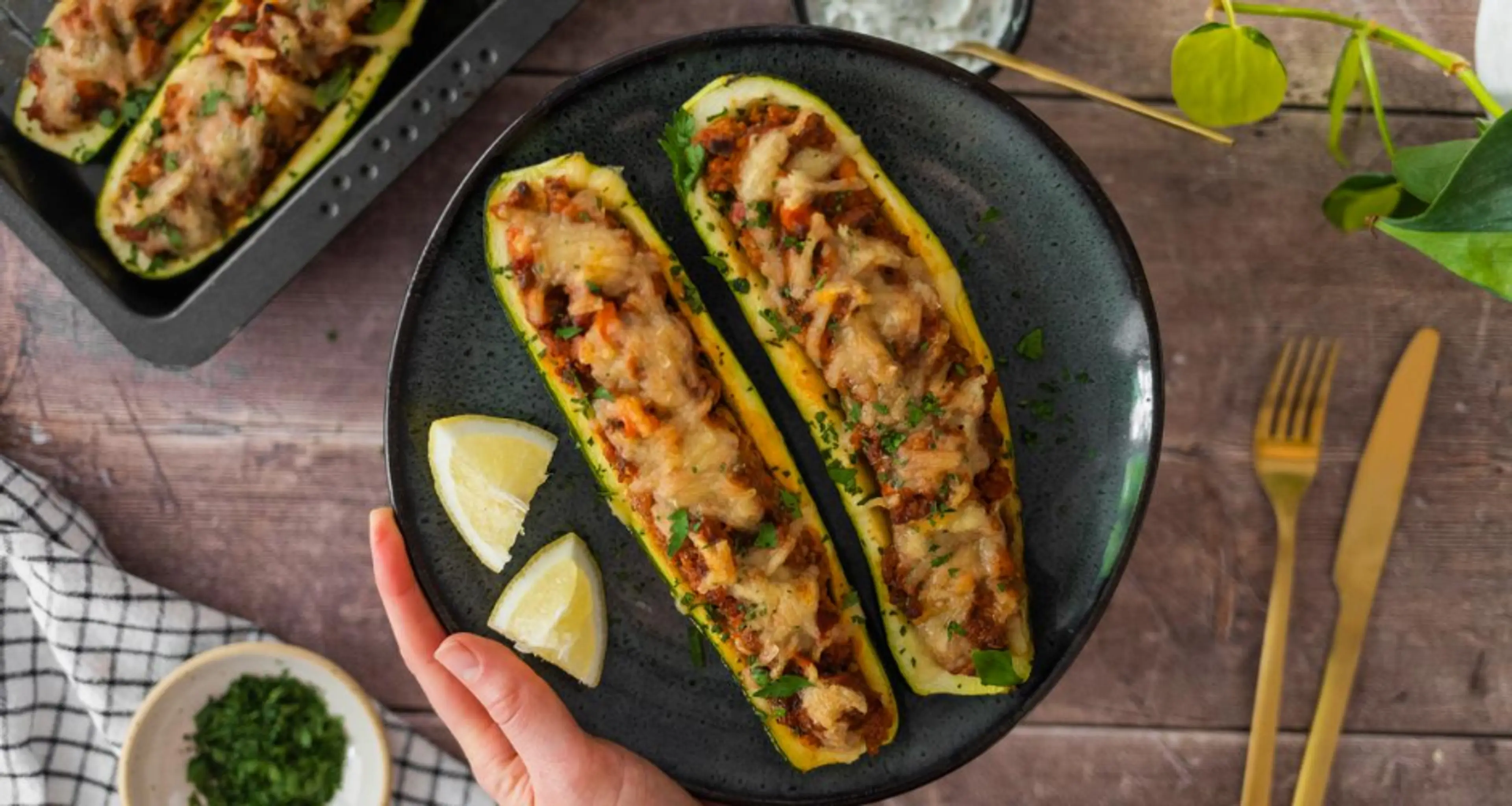 Gefüllte Zucchini mit veganem Hackfleisch