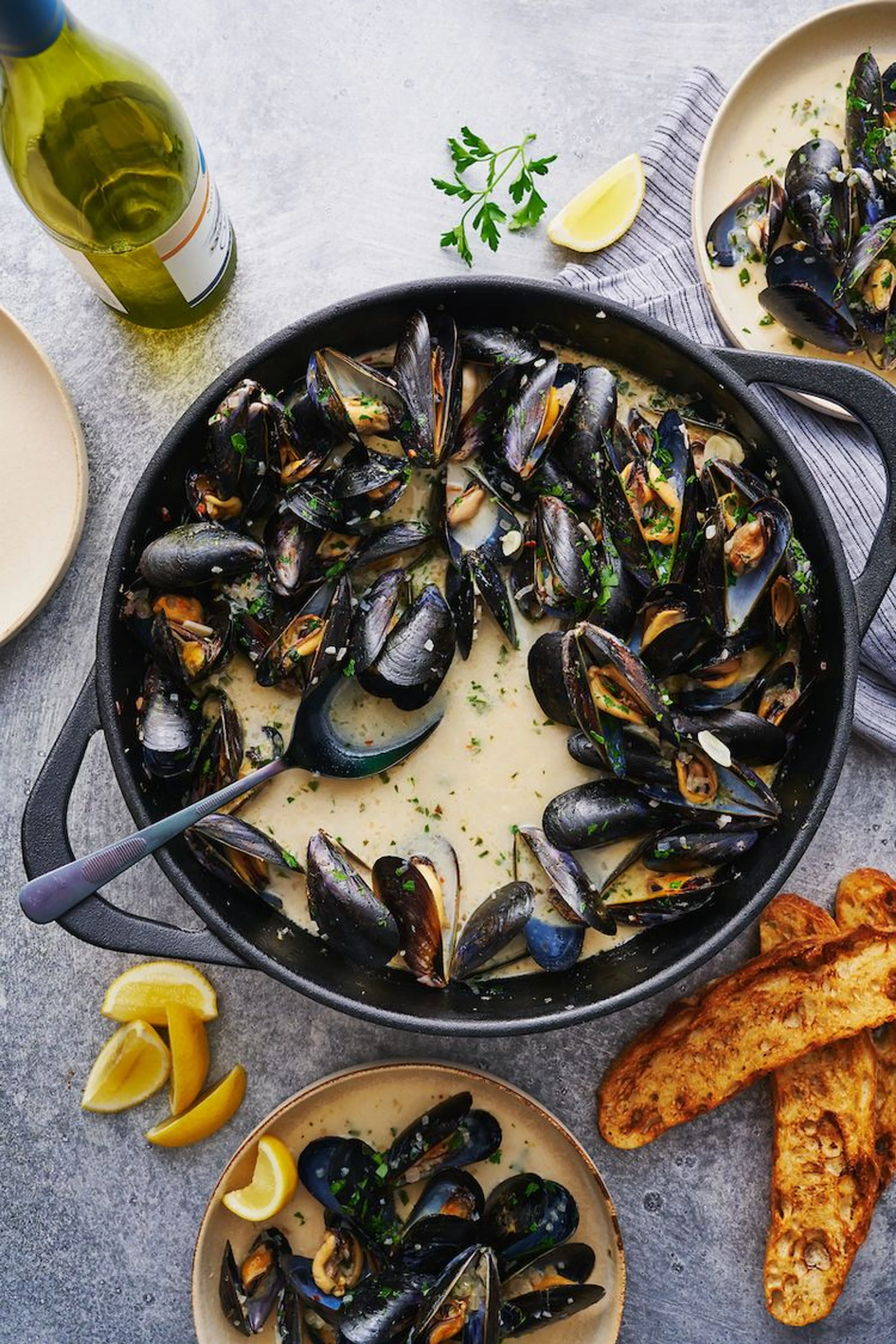Steamed Mussels Recipe with White Wine Garlic Sauce