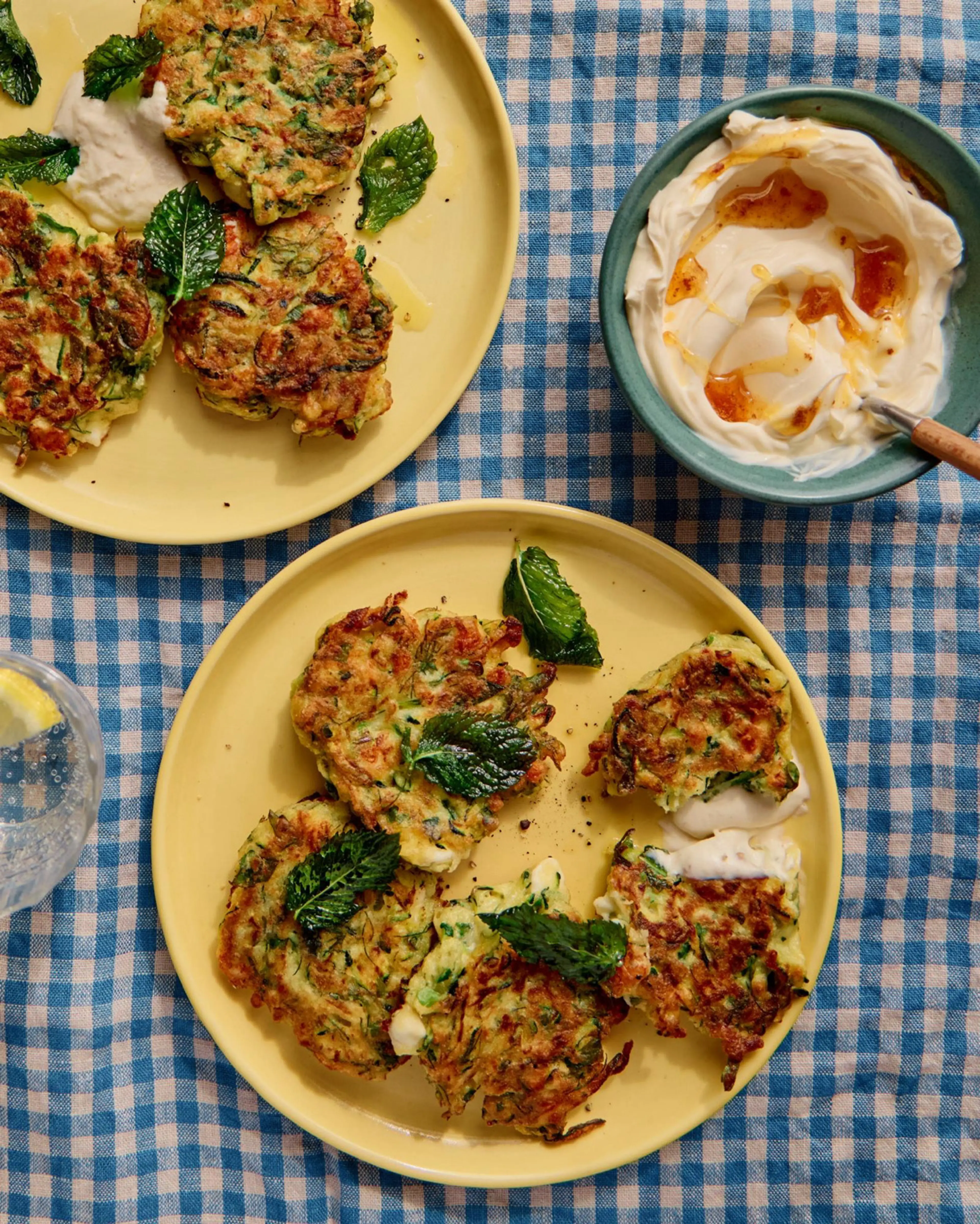 Zucchinipuffer mit Käse, Kräutern und brauner Butter