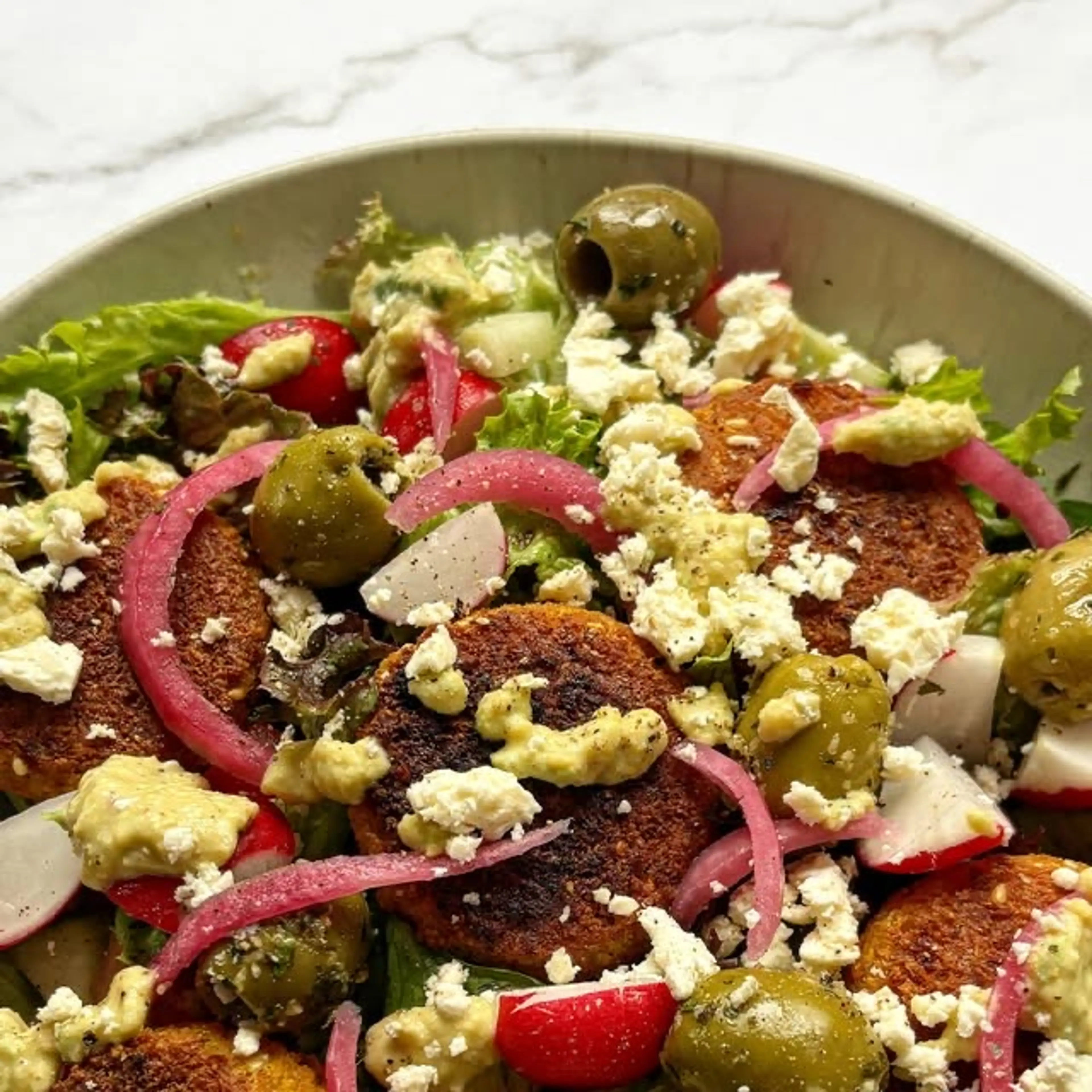 Falafelsalade Met Een Limoen-jalapeño Dressing