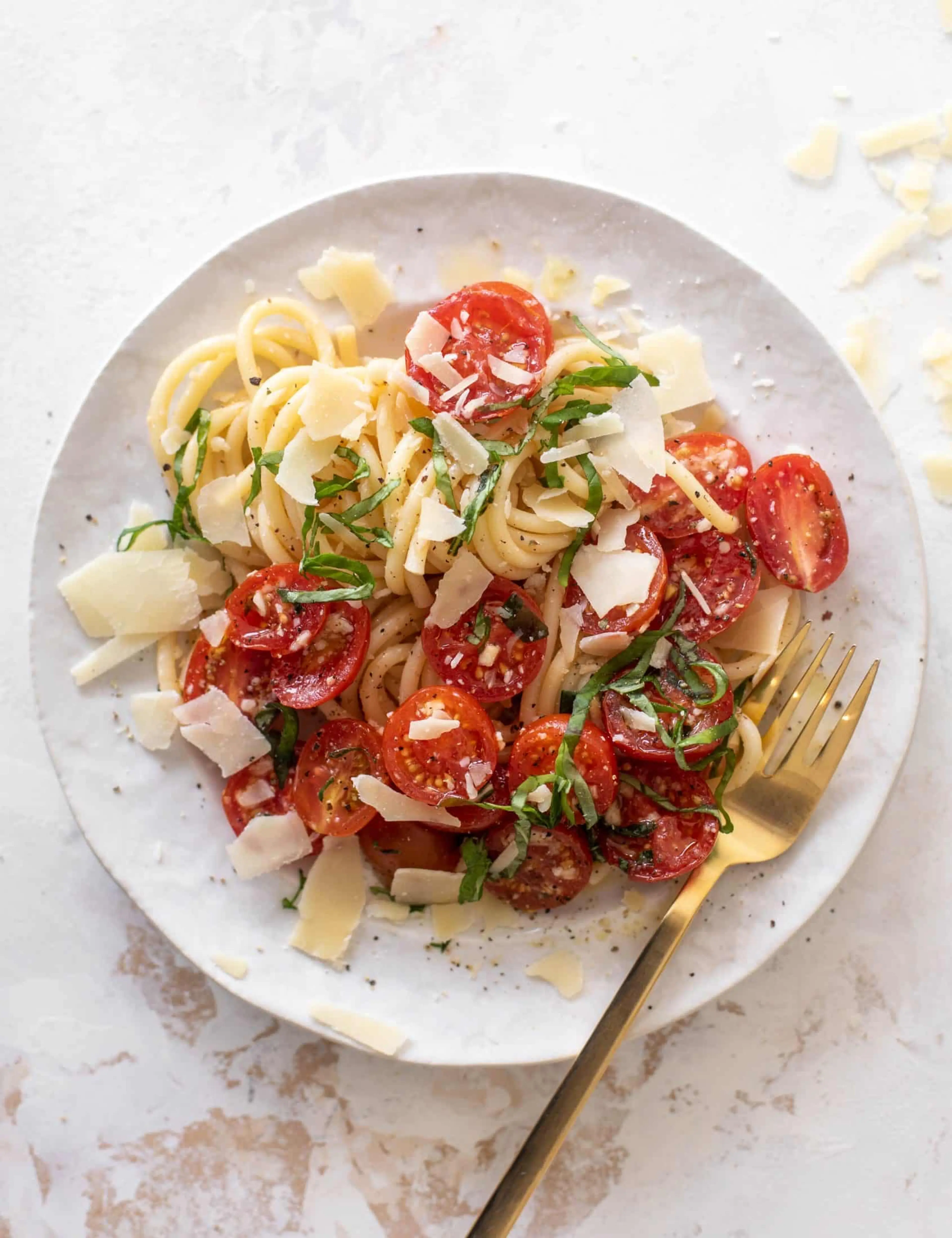 Summer Bucatini with Tomato Sauce - No Cook